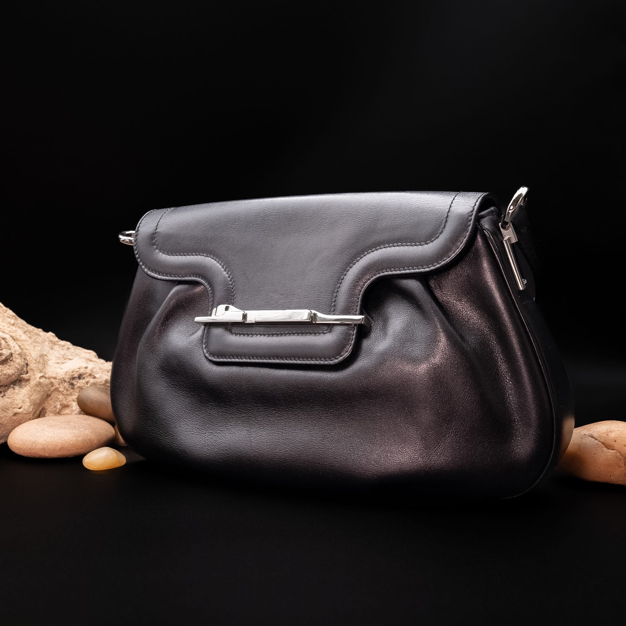 حقيبة كتف كارتييه بانثر من جلد العجل الأسود من التسعينات