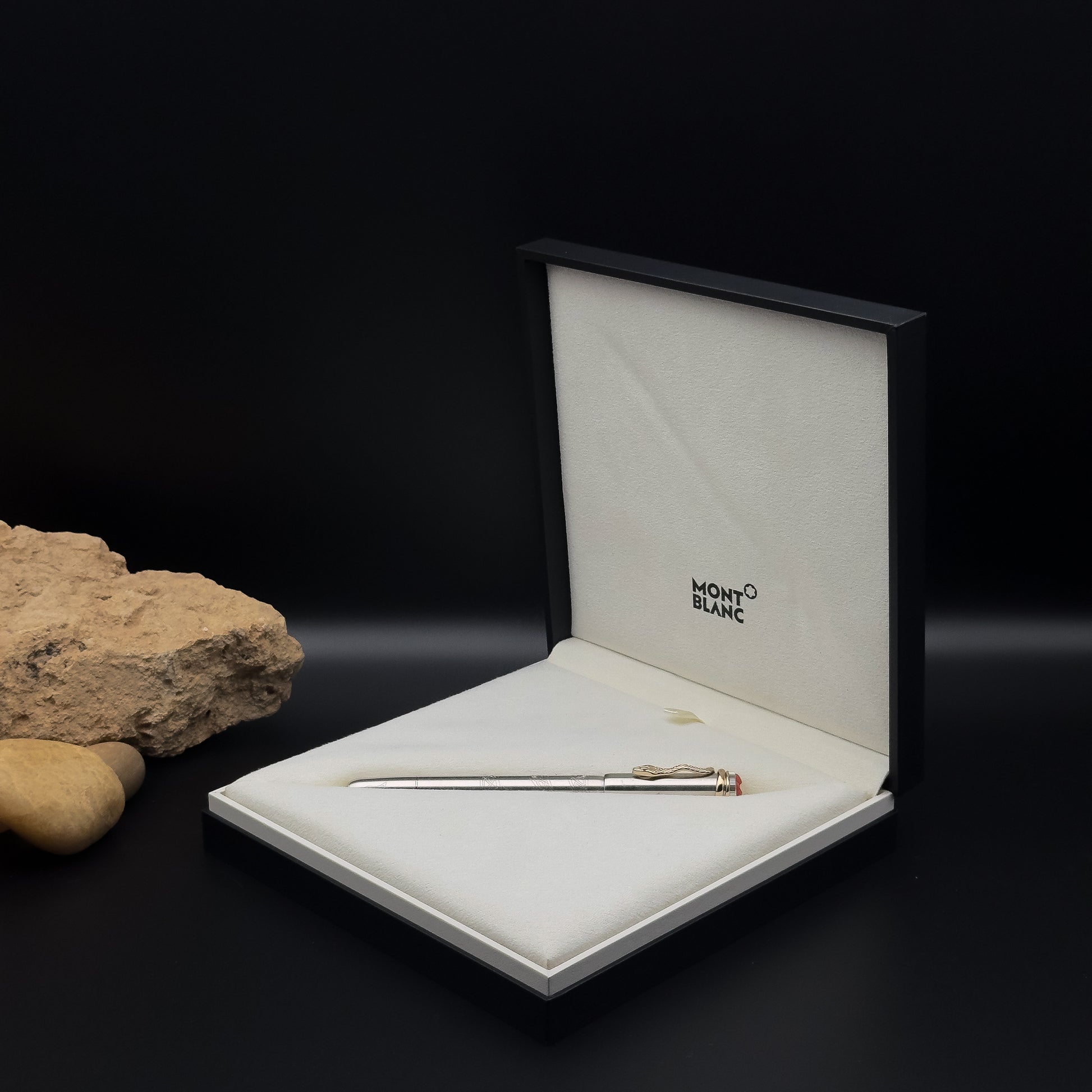Montblanc Heritage Rouge et Noir Solitaire Serpent Fountain Pen - Limited Edition 1906