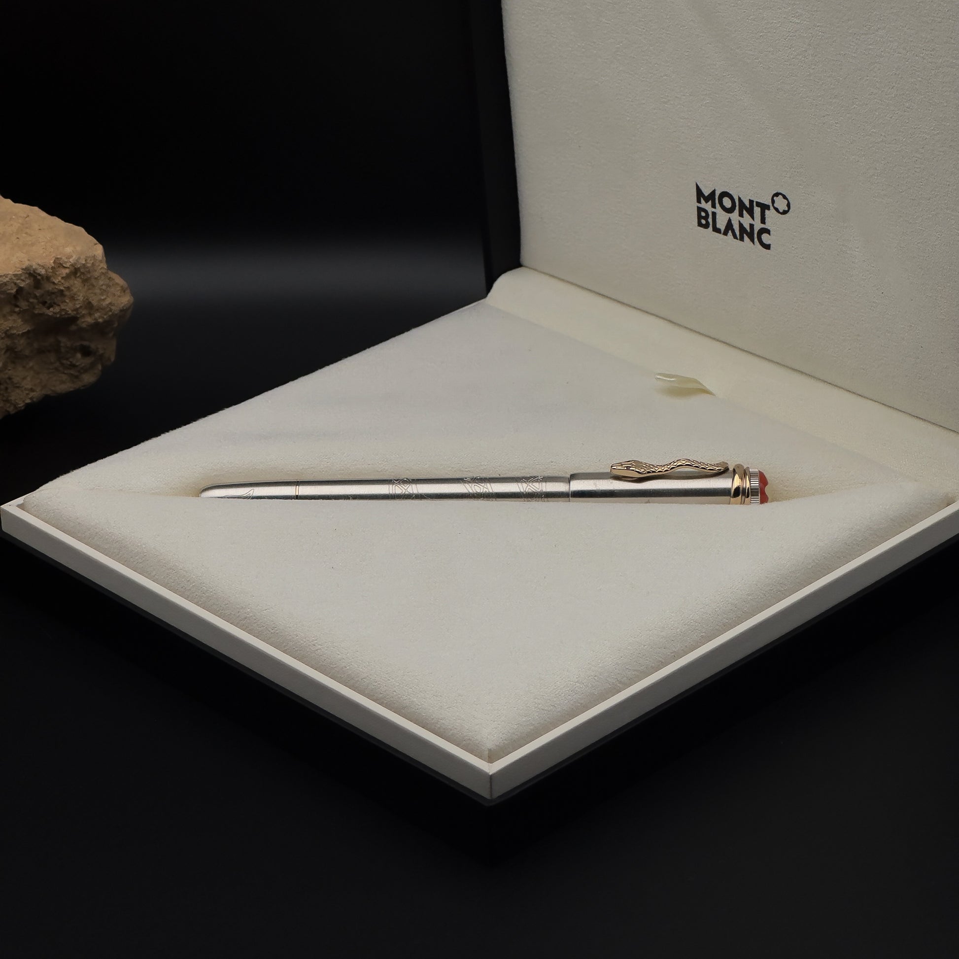 Montblanc Heritage Rouge et Noir Solitaire Serpent Fountain Pen - Limited Edition 1906