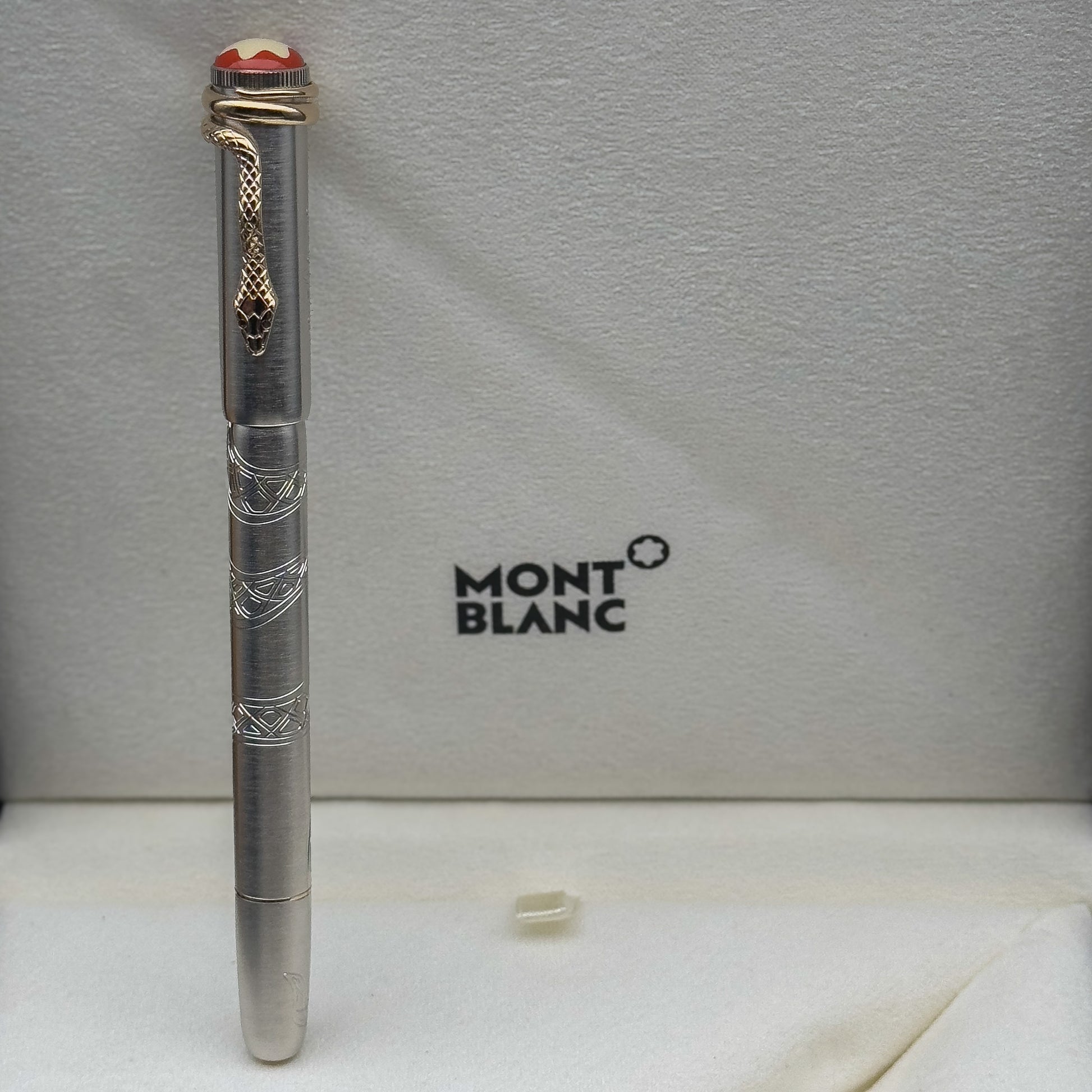 Montblanc Heritage Rouge et Noir Solitaire Serpent Fountain Pen - Limited Edition 1906