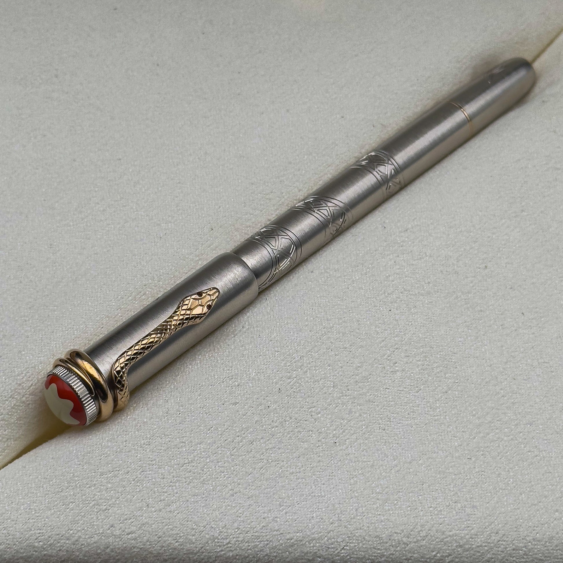 Montblanc Heritage Rouge et Noir Solitaire Serpent Fountain Pen - Limited Edition 1906