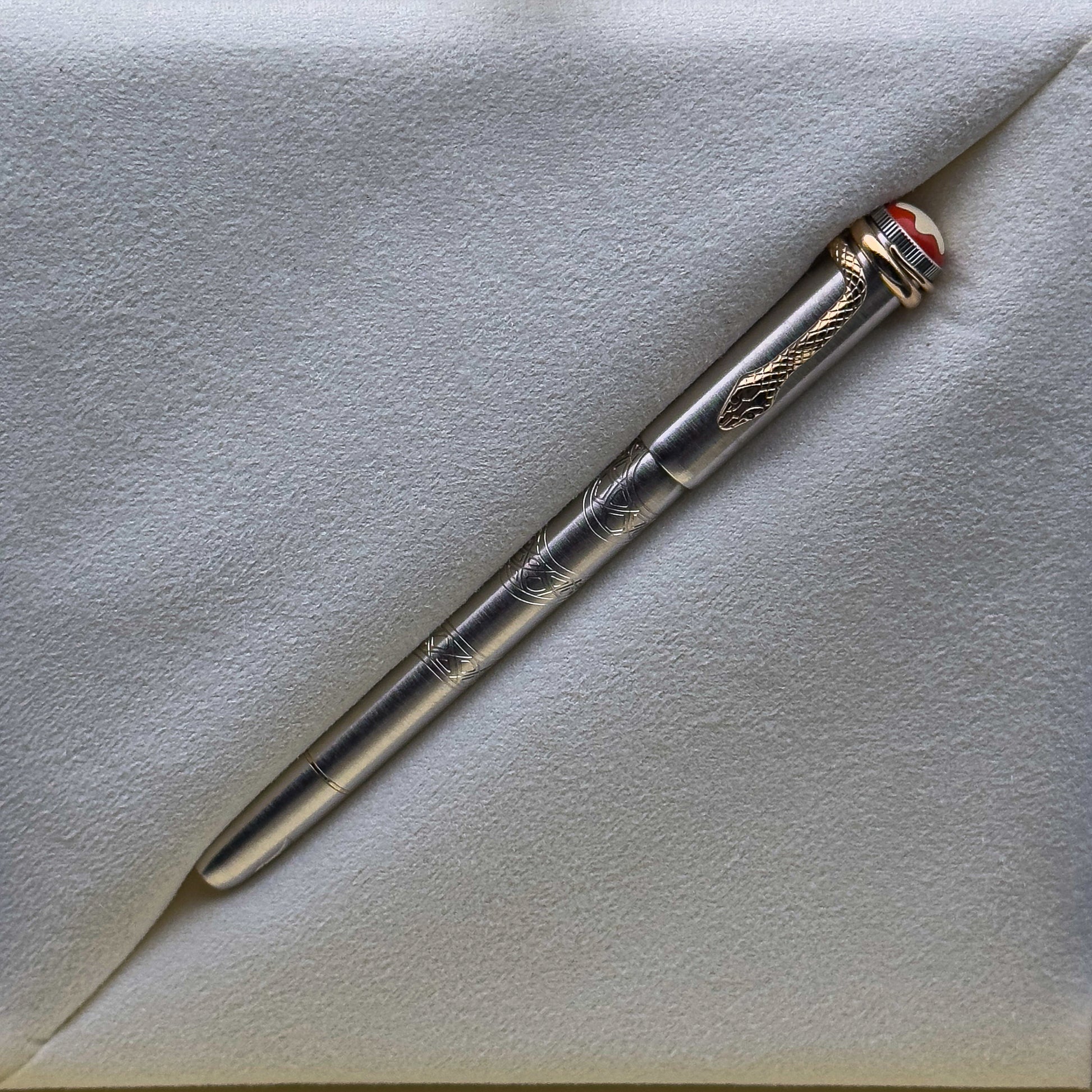 Montblanc Heritage Rouge et Noir Solitaire Serpent Fountain Pen - Limited Edition 1906