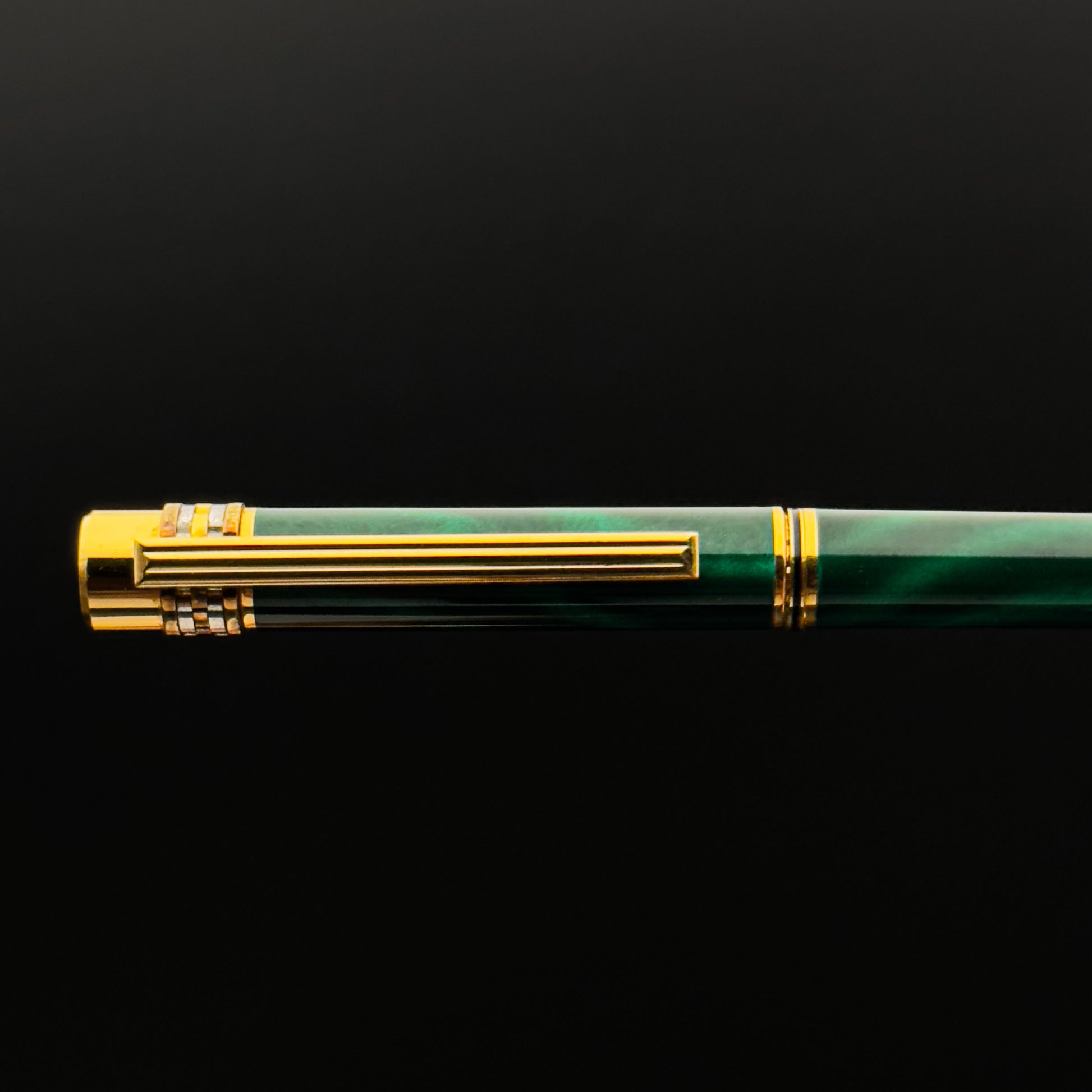 Must de Cartier Vendome Green Malachite Lacquer Fountain Pen