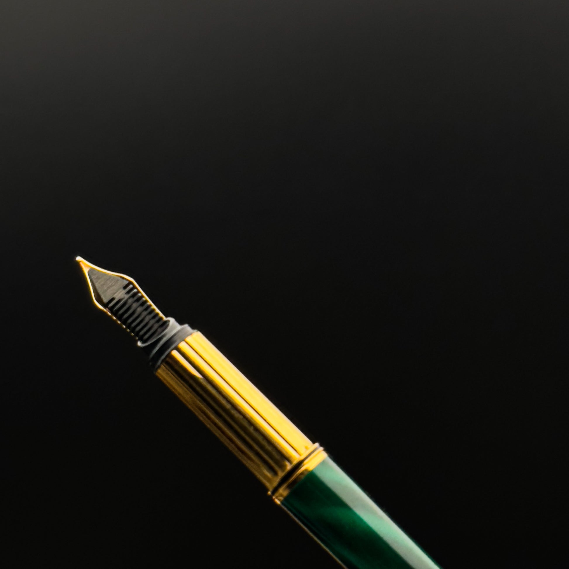 Must de Cartier Vendome Green Malachite Lacquer Fountain Pen