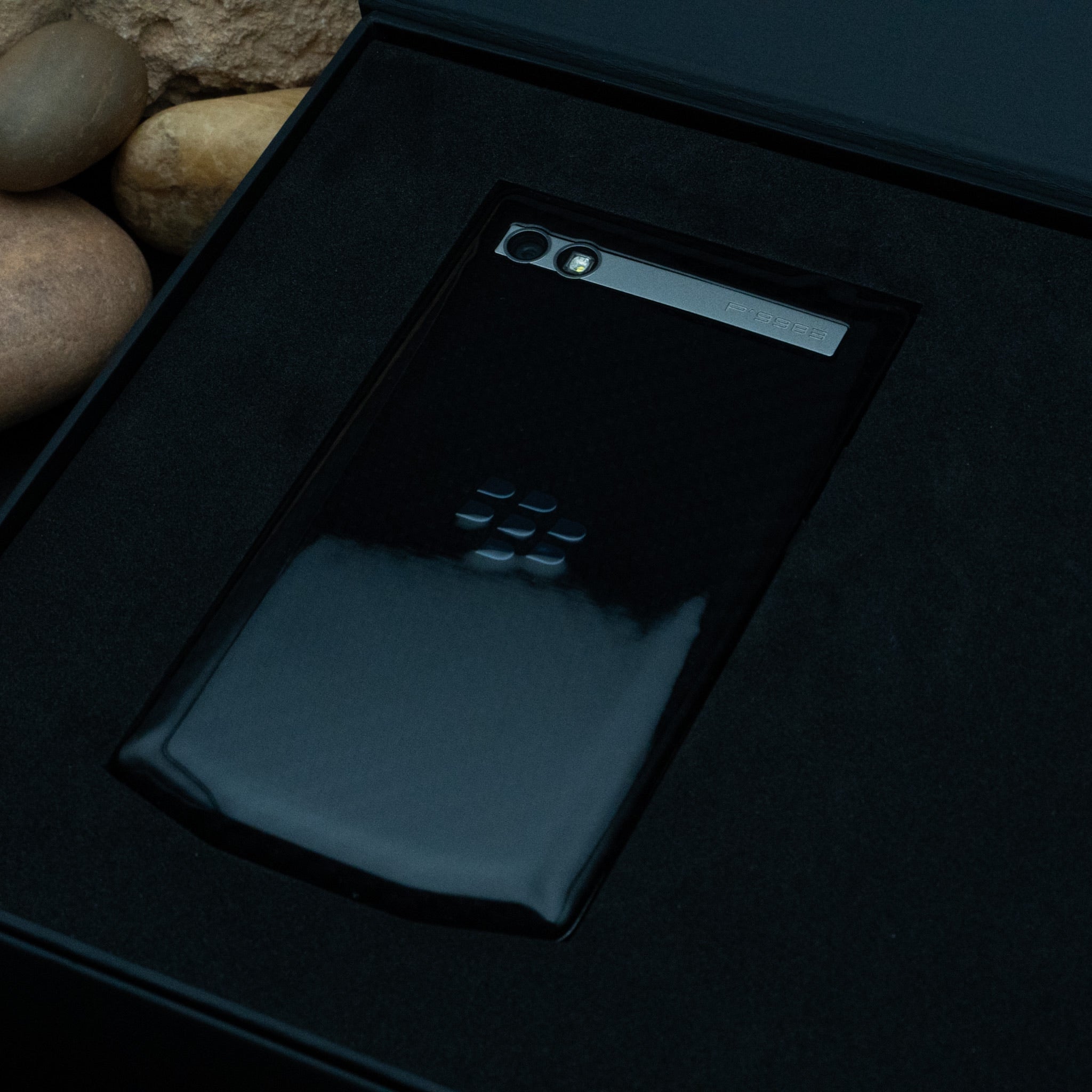 BlackBerry Porsche Design P'9983 Smartphone – Wadi Bodega