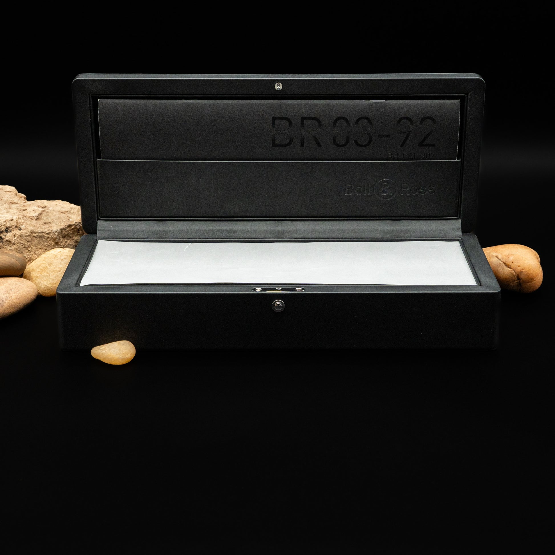 ساعة بيل آند روس BR 03-92 إصدار السعودية المحدود إلى ٩٠ قطعة بمناسبة الذكرى التسعين عام أوتوماتيكية سوداء سيراميكية مضيئة بالكامل (المرجع: BR03-92-CBL)