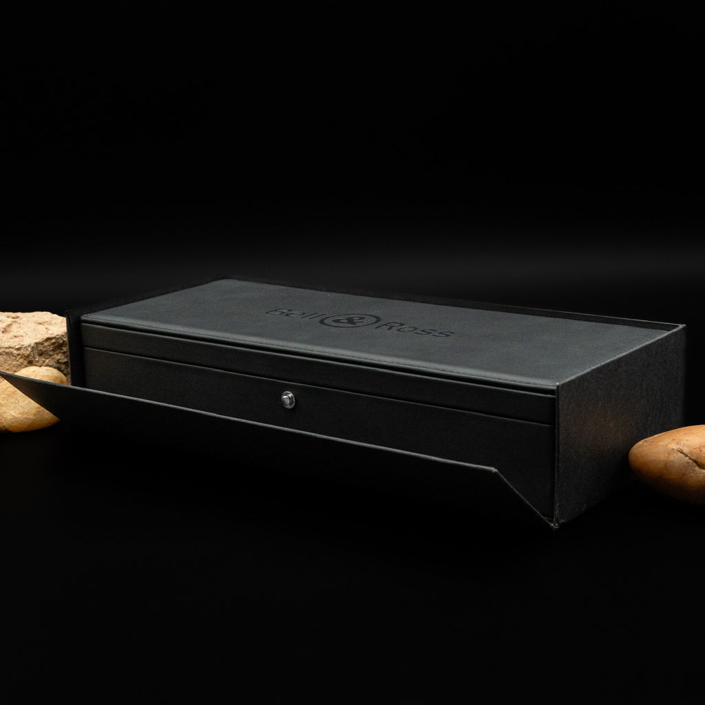 ساعة بيل آند روس BR 03-92 إصدار السعودية المحدود إلى ٩٠ قطعة بمناسبة الذكرى التسعين عام أوتوماتيكية سوداء سيراميكية مضيئة بالكامل (المرجع: BR03-92-CBL)