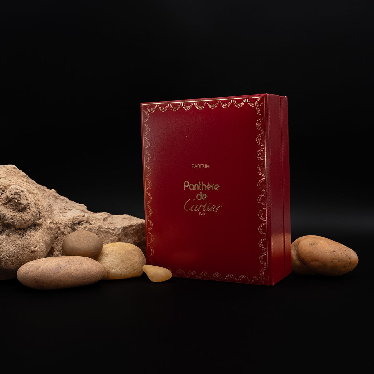 عطر بانثير دو كارتييه "الإصدار الكريستالي" المحدود (رقم ١٧٠٠/١٦٢٤) من عام ١٩٨٧ (المرجع ٦٧٣١٥٥٣٠)
