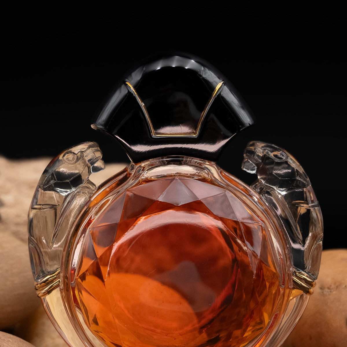 عطر بانثير دو كارتييه "الإصدار الكريستالي" المحدود (رقم ١٧٠٠/١٦٢٤) من عام ١٩٨٧ (المرجع ٦٧٣١٥٥٣٠)
