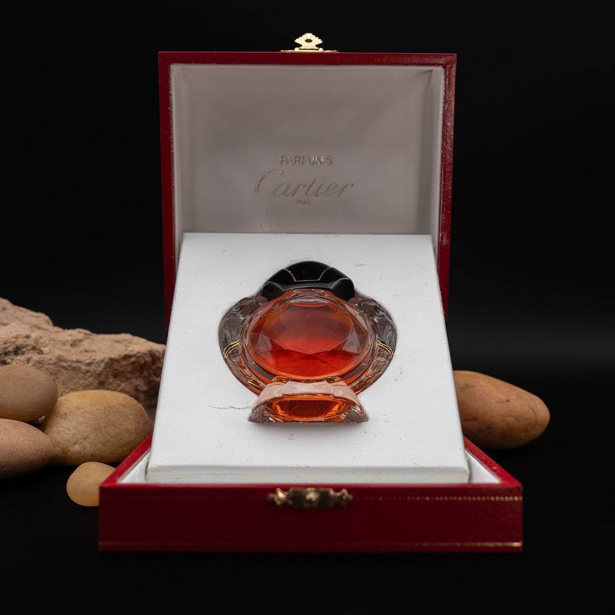 عطر بانثير دو كارتييه "الإصدار الكريستالي" المحدود (رقم ١٧٠٠/١٦٢٤) من عام ١٩٨٧ (المرجع ٦٧٣١٥٥٣٠)
