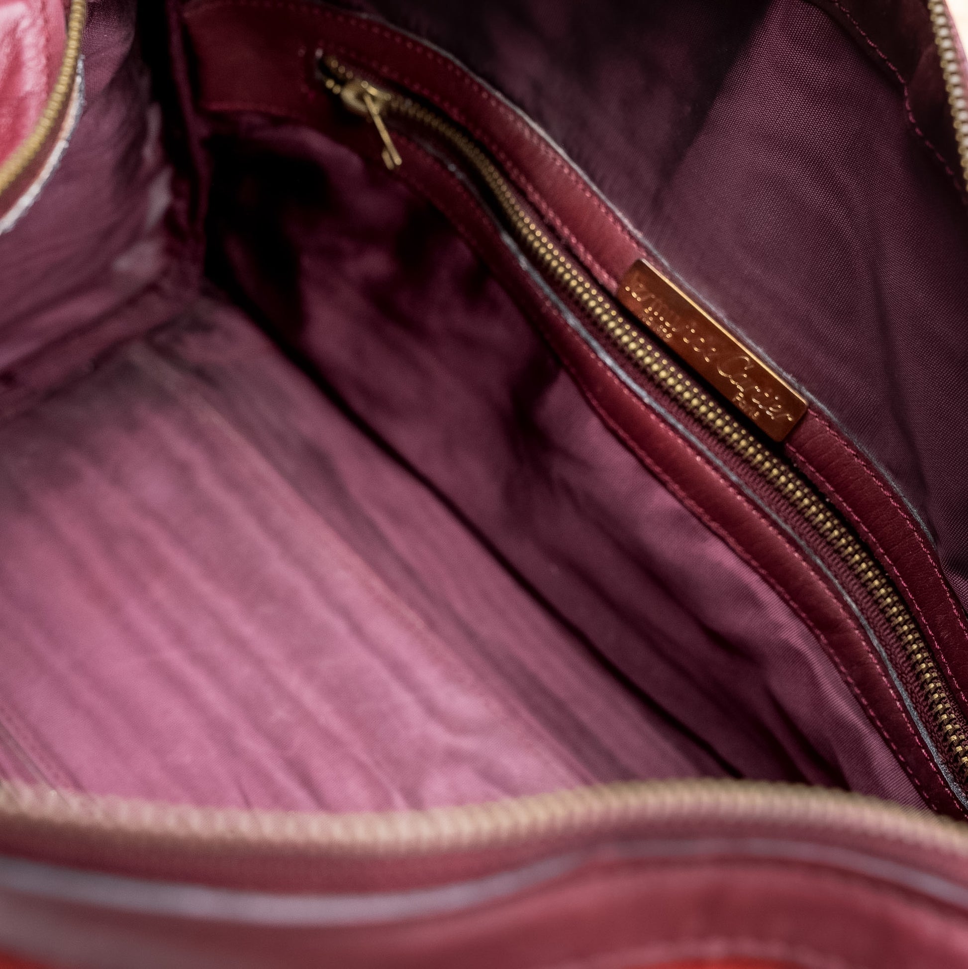 حقيبة كارتييه موست دو كارتييه ميني بوسطن من الجلد المخملي العنابي من سبعينيات القرن الماضي