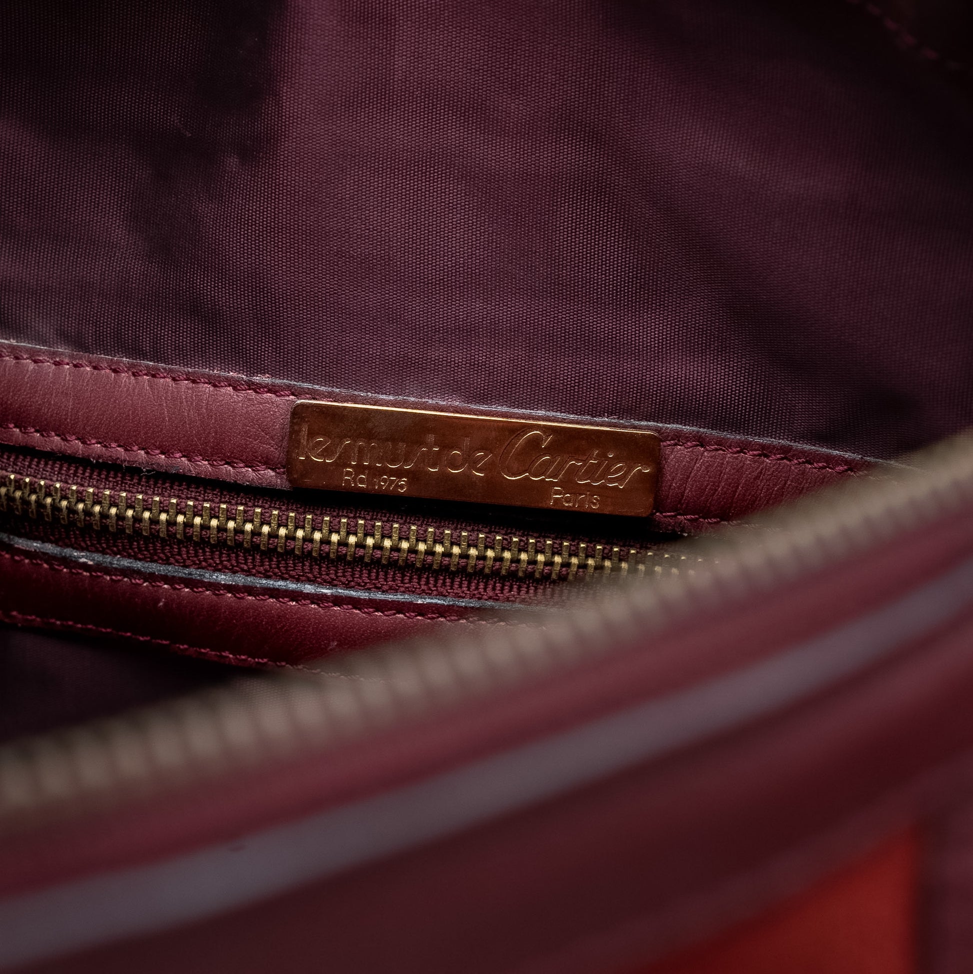 حقيبة كارتييه موست دو كارتييه ميني بوسطن من الجلد المخملي العنابي من سبعينيات القرن الماضي