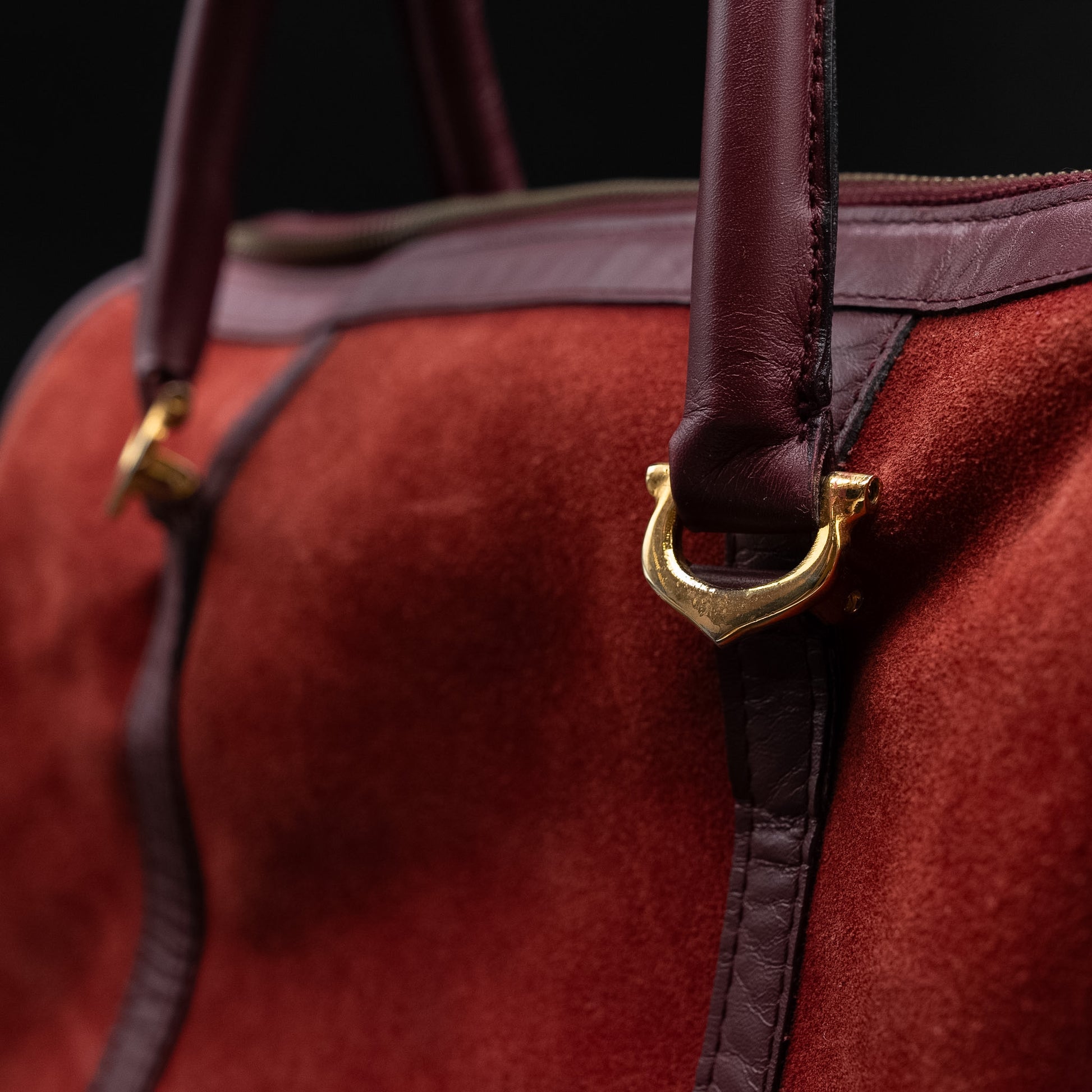 حقيبة كارتييه موست دو كارتييه ميني بوسطن من الجلد المخملي العنابي من سبعينيات القرن الماضي