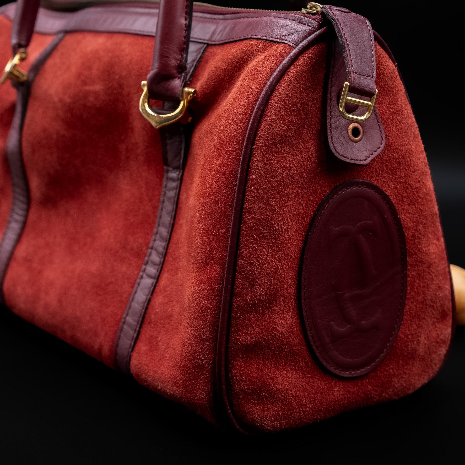 حقيبة كارتييه موست دو كارتييه ميني بوسطن من الجلد المخملي العنابي من سبعينيات القرن الماضي