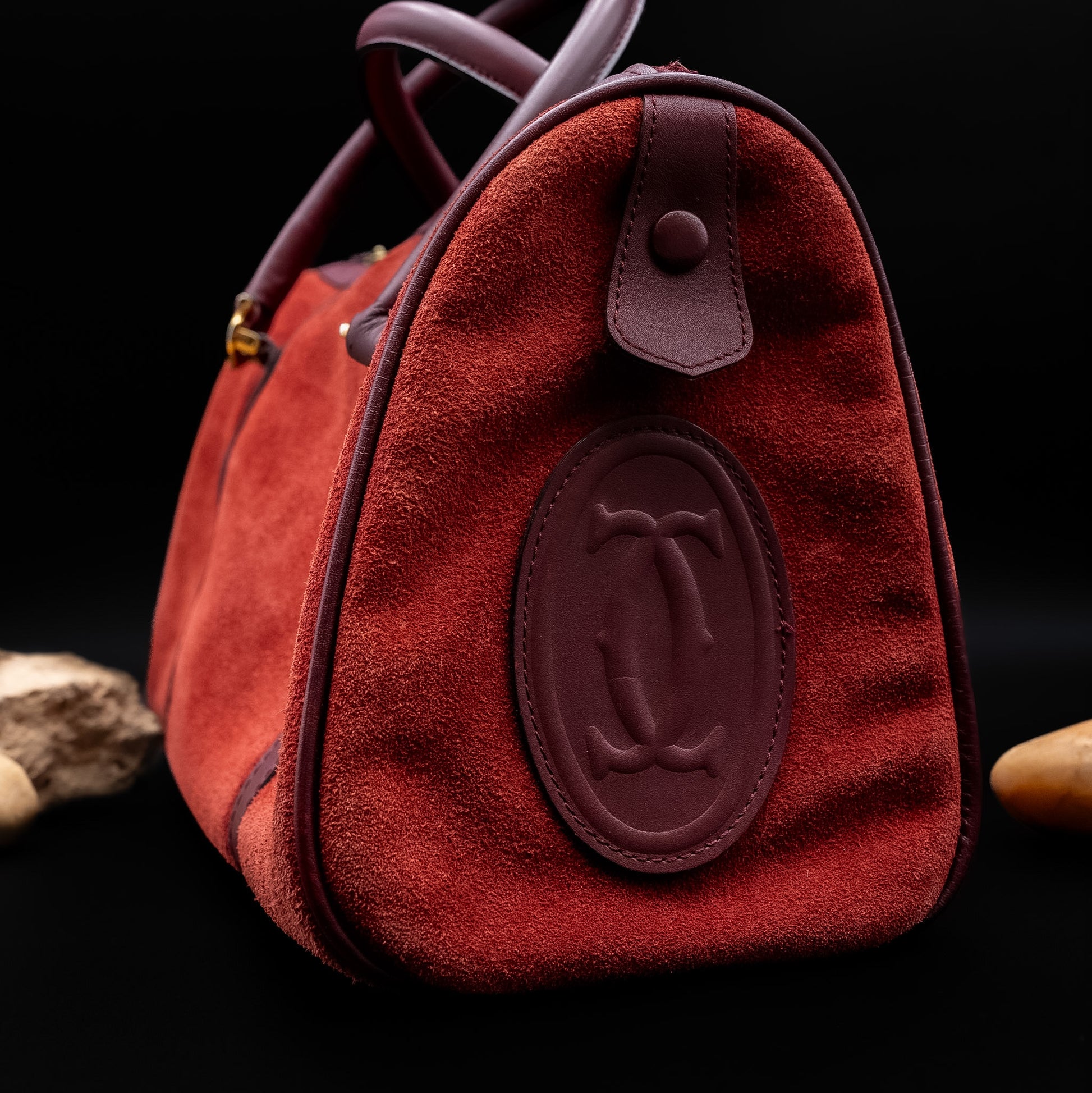 حقيبة كارتييه موست دو كارتييه ميني بوسطن من الجلد المخملي العنابي من سبعينيات القرن الماضي