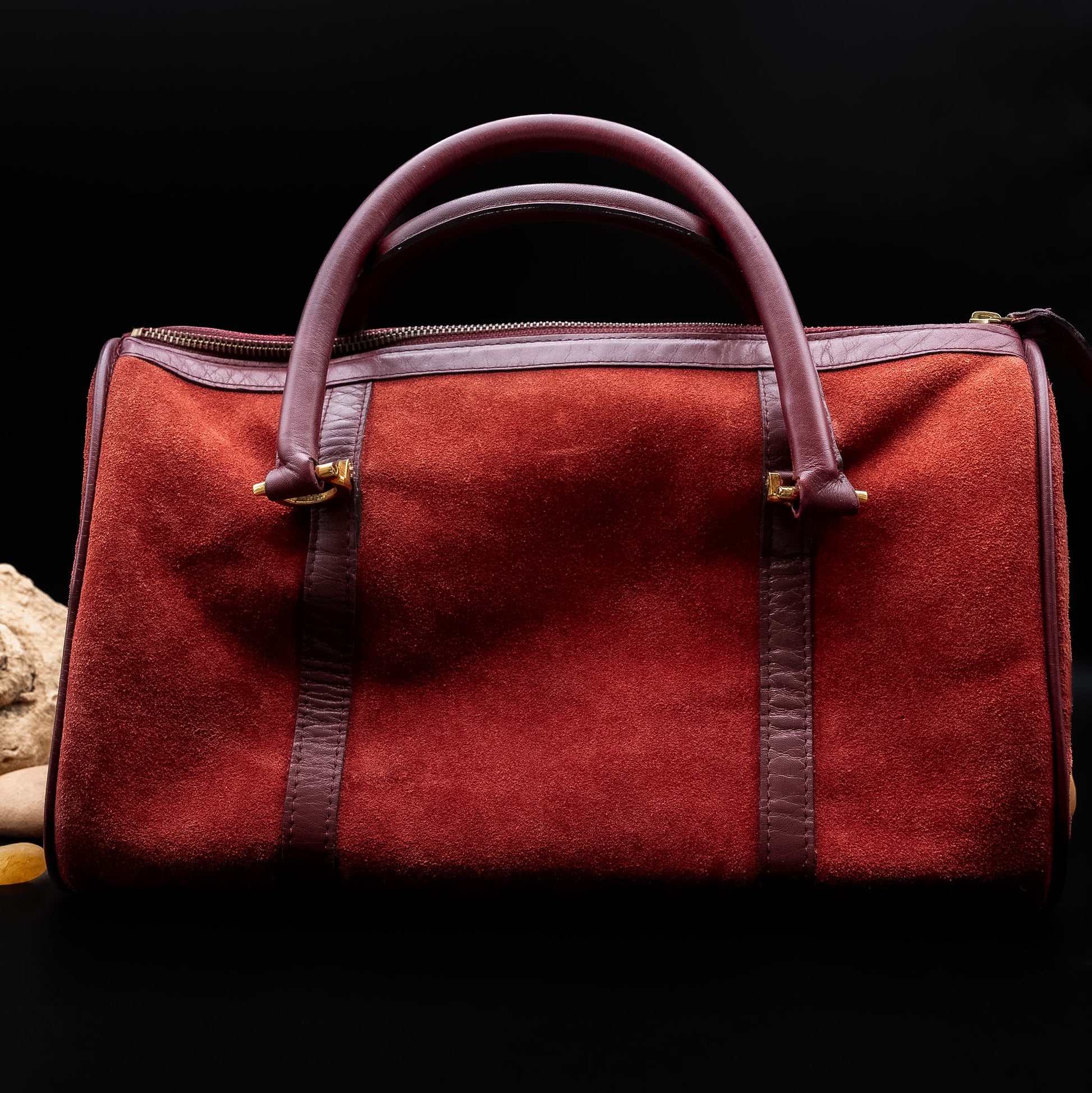 حقيبة كارتييه موست دو كارتييه ميني بوسطن من الجلد المخملي العنابي من سبعينيات القرن الماضي