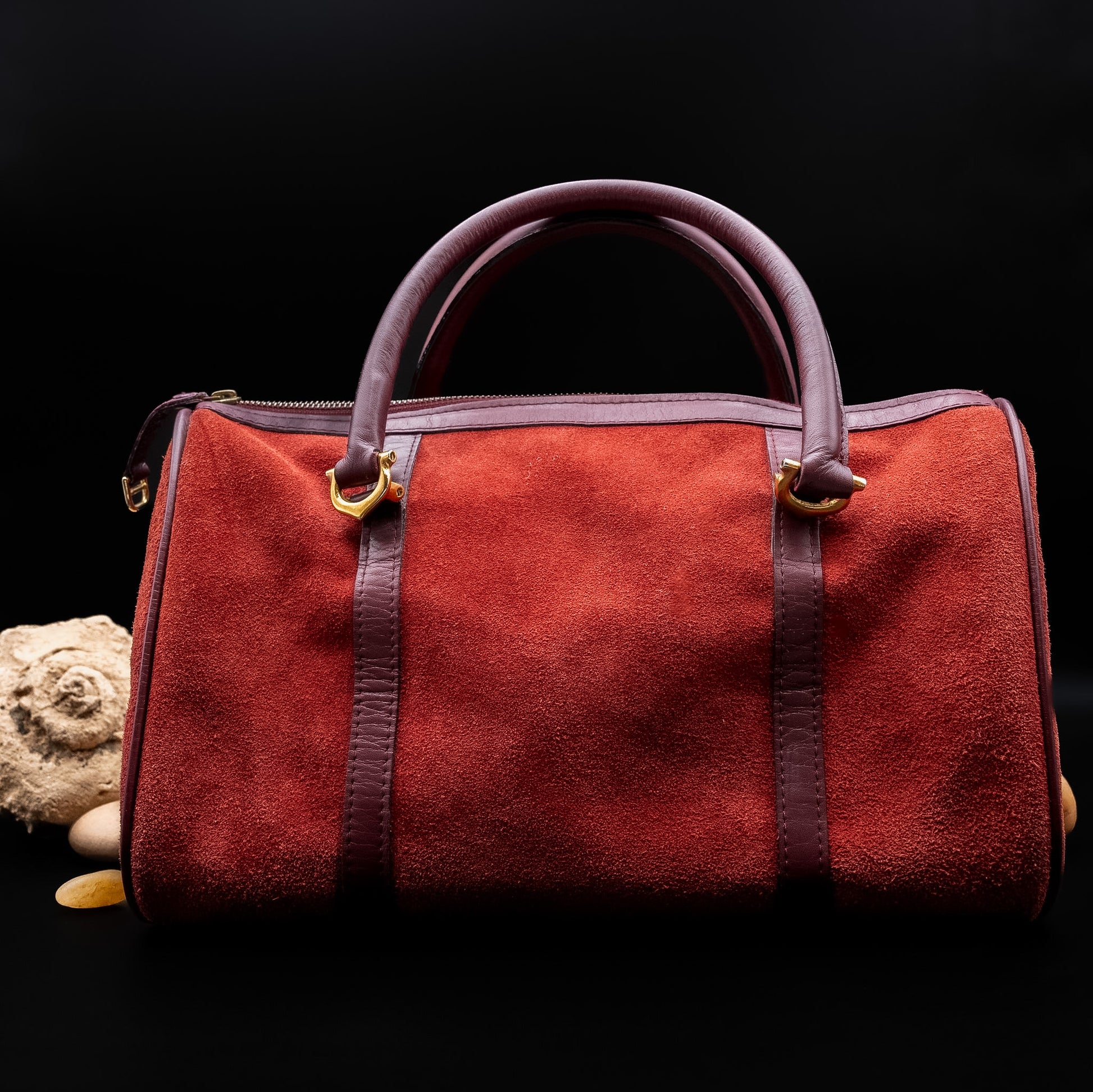 حقيبة كارتييه موست دو كارتييه ميني بوسطن من الجلد المخملي العنابي من سبعينيات القرن الماضي