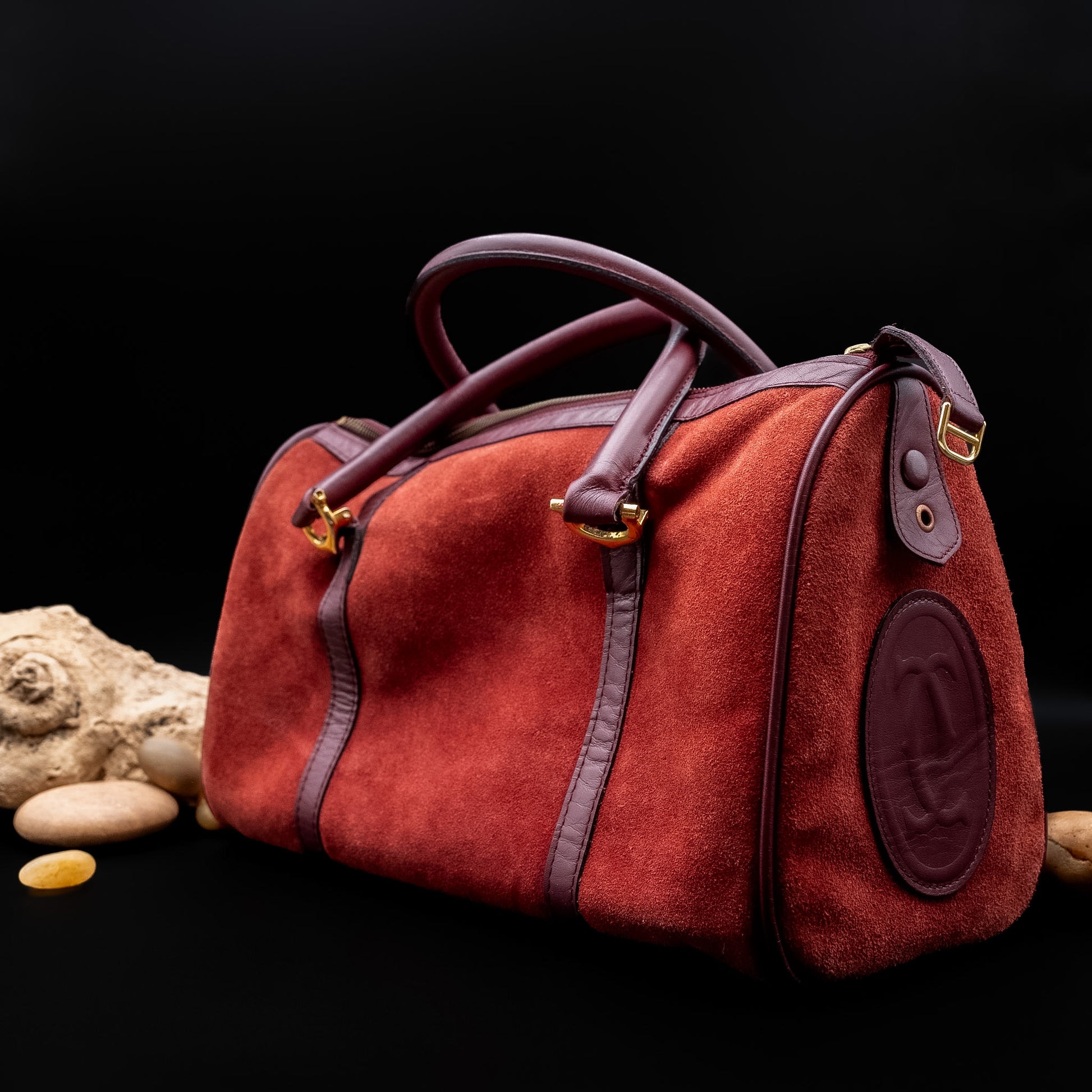 حقيبة كارتييه موست دو كارتييه ميني بوسطن من الجلد المخملي العنابي من سبعينيات القرن الماضي