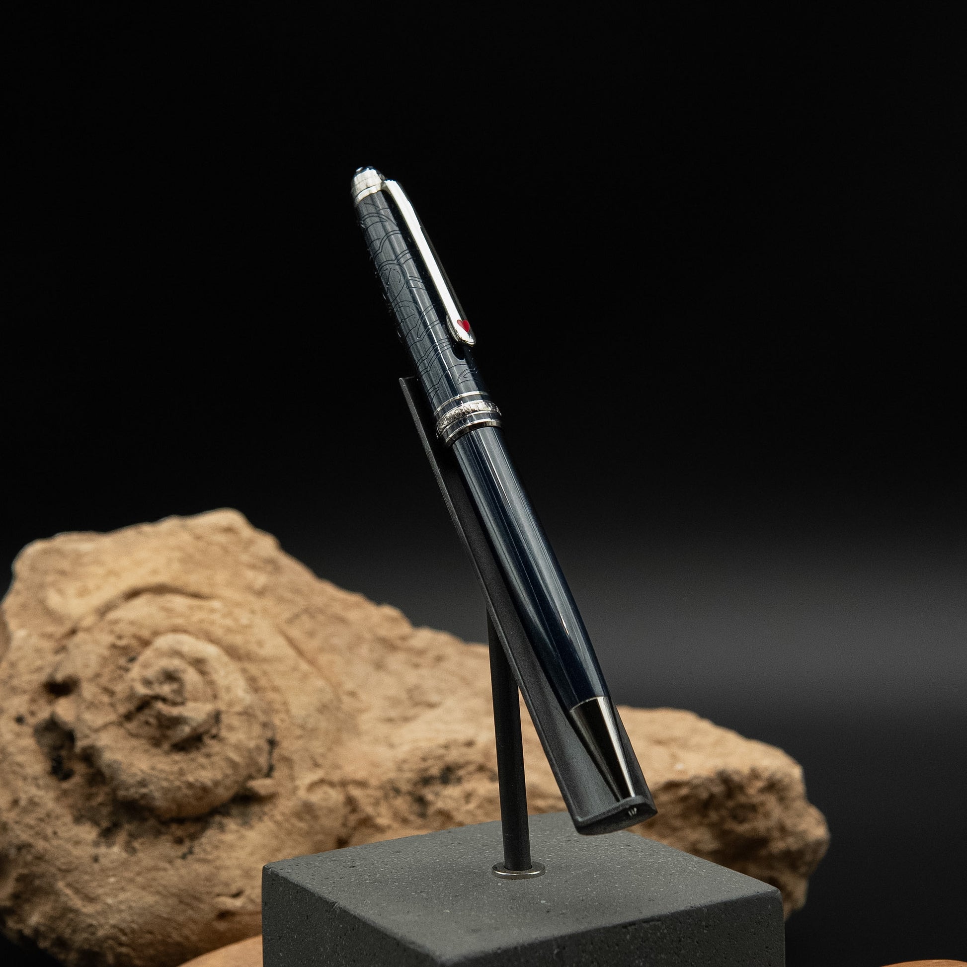 قلم مون بلان مايسترستوك جاف من إصدار "حول العالم في ٨٠ يومًا" الخاص