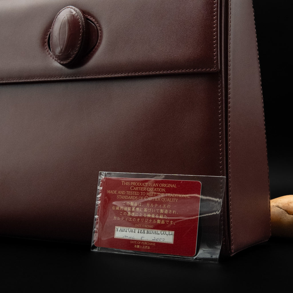 حقيبة كارتييه موست دو كارتييه ذات المقبض العلوي من جلد العجل بلون بورغندي من عام ٢٠٠٠