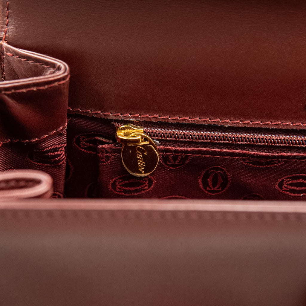 حقيبة كارتييه موست دو كارتييه ذات المقبض العلوي من جلد العجل بلون بورغندي من عام ٢٠٠٠