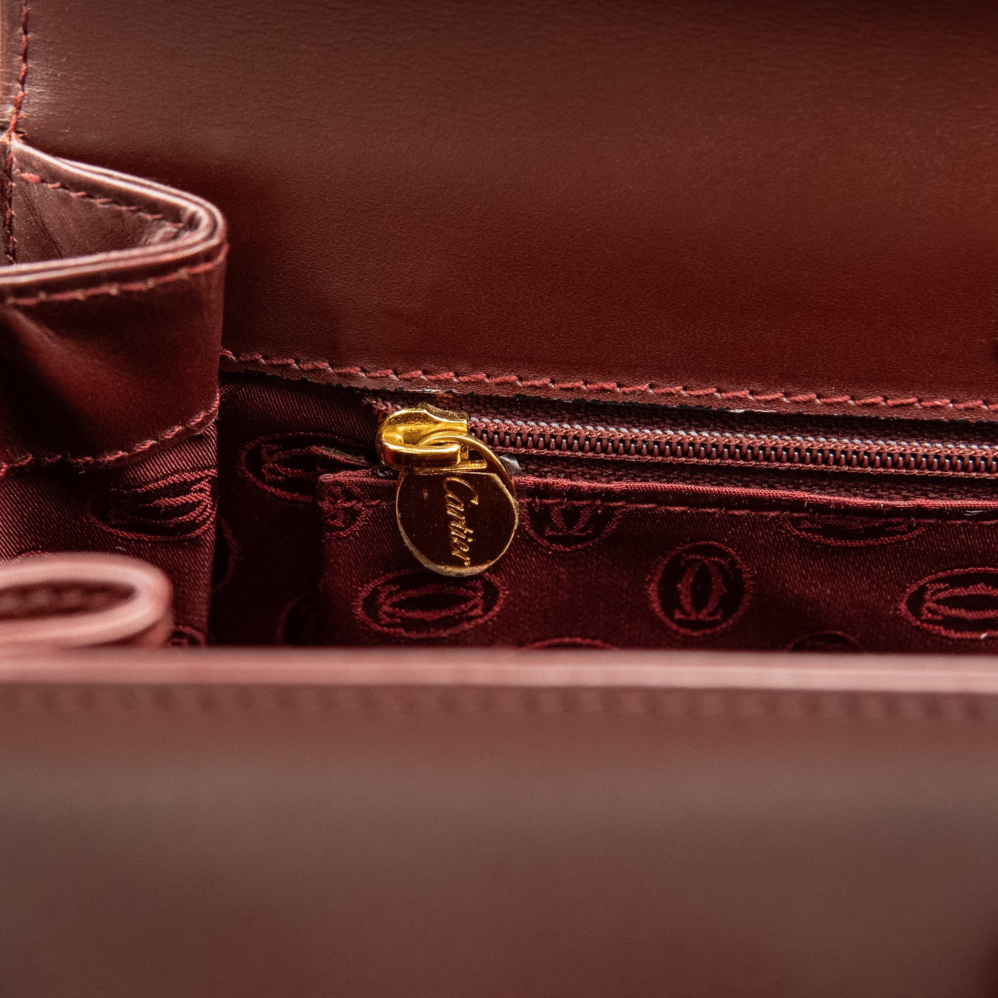 حقيبة كارتييه موست دو كارتييه ذات المقبض العلوي من جلد العجل بلون بورغندي من عام ٢٠٠٠