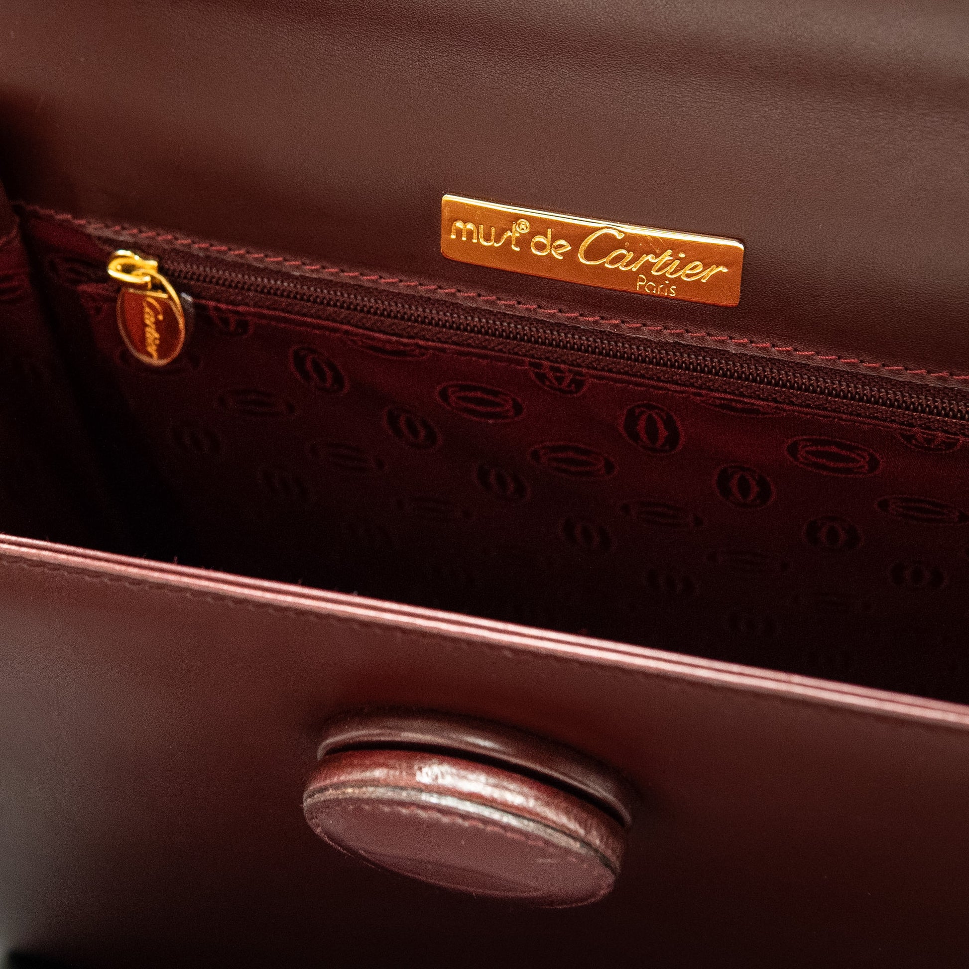 حقيبة كارتييه موست دو كارتييه ذات المقبض العلوي من جلد العجل بلون بورغندي من عام ٢٠٠٠
