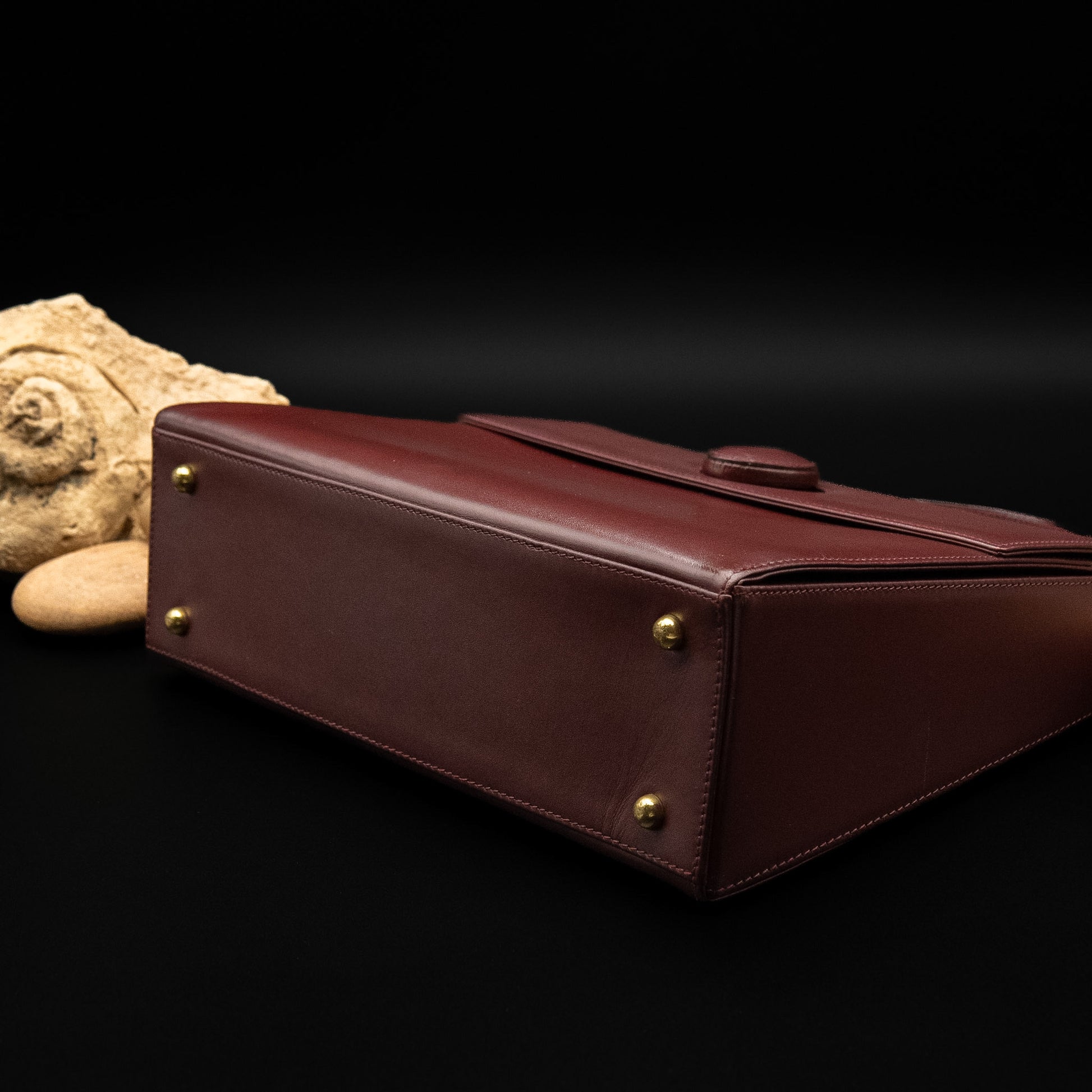 حقيبة كارتييه موست دو كارتييه ذات المقبض العلوي من جلد العجل بلون بورغندي من عام ٢٠٠٠