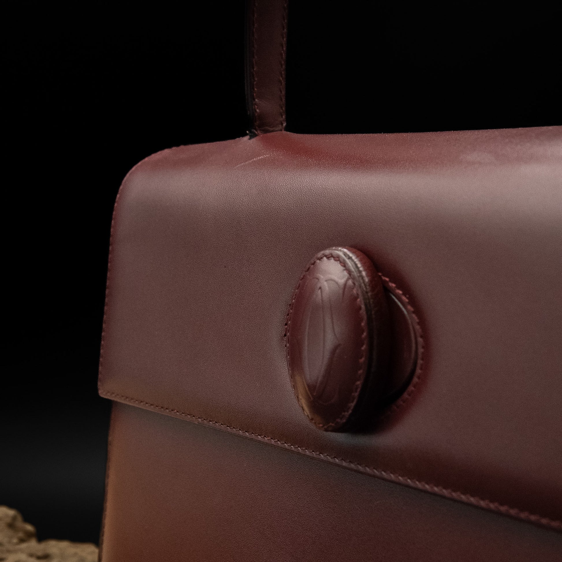 حقيبة كارتييه موست دو كارتييه ذات المقبض العلوي من جلد العجل بلون بورغندي من عام ٢٠٠٠