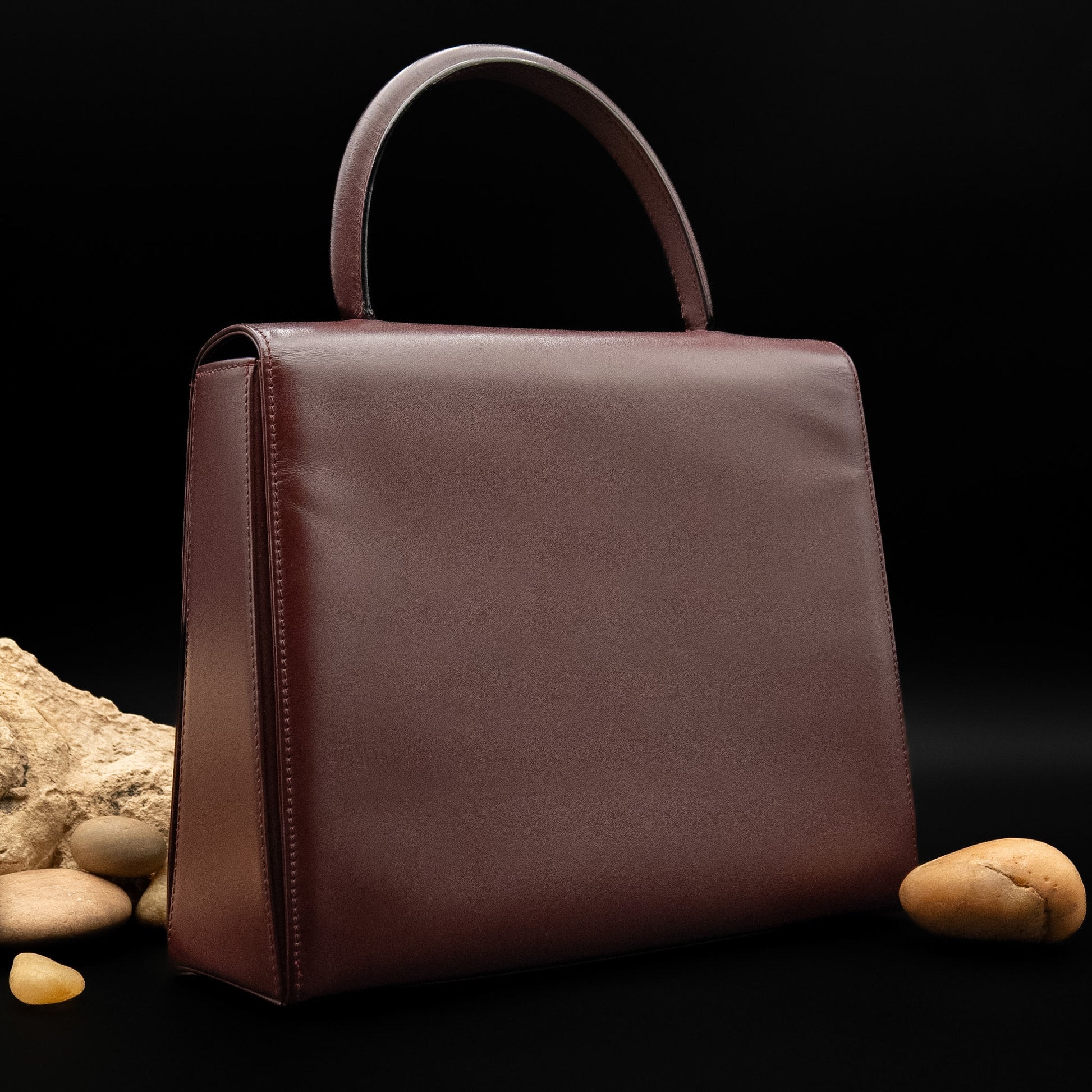 حقيبة كارتييه موست دو كارتييه ذات المقبض العلوي من جلد العجل بلون بورغندي من عام ٢٠٠٠