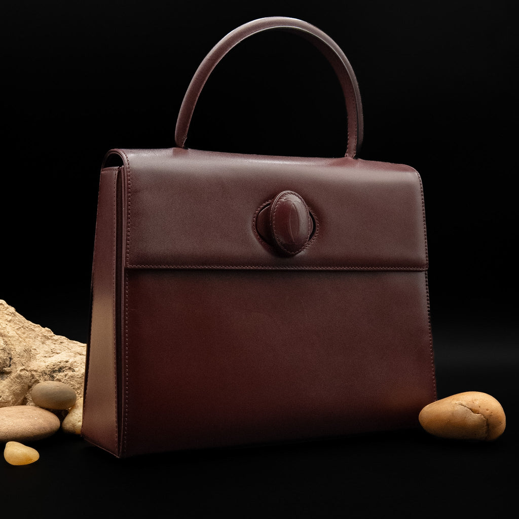 حقيبة كارتييه موست دو كارتييه ذات المقبض العلوي من جلد العجل بلون بورغندي من عام ٢٠٠٠