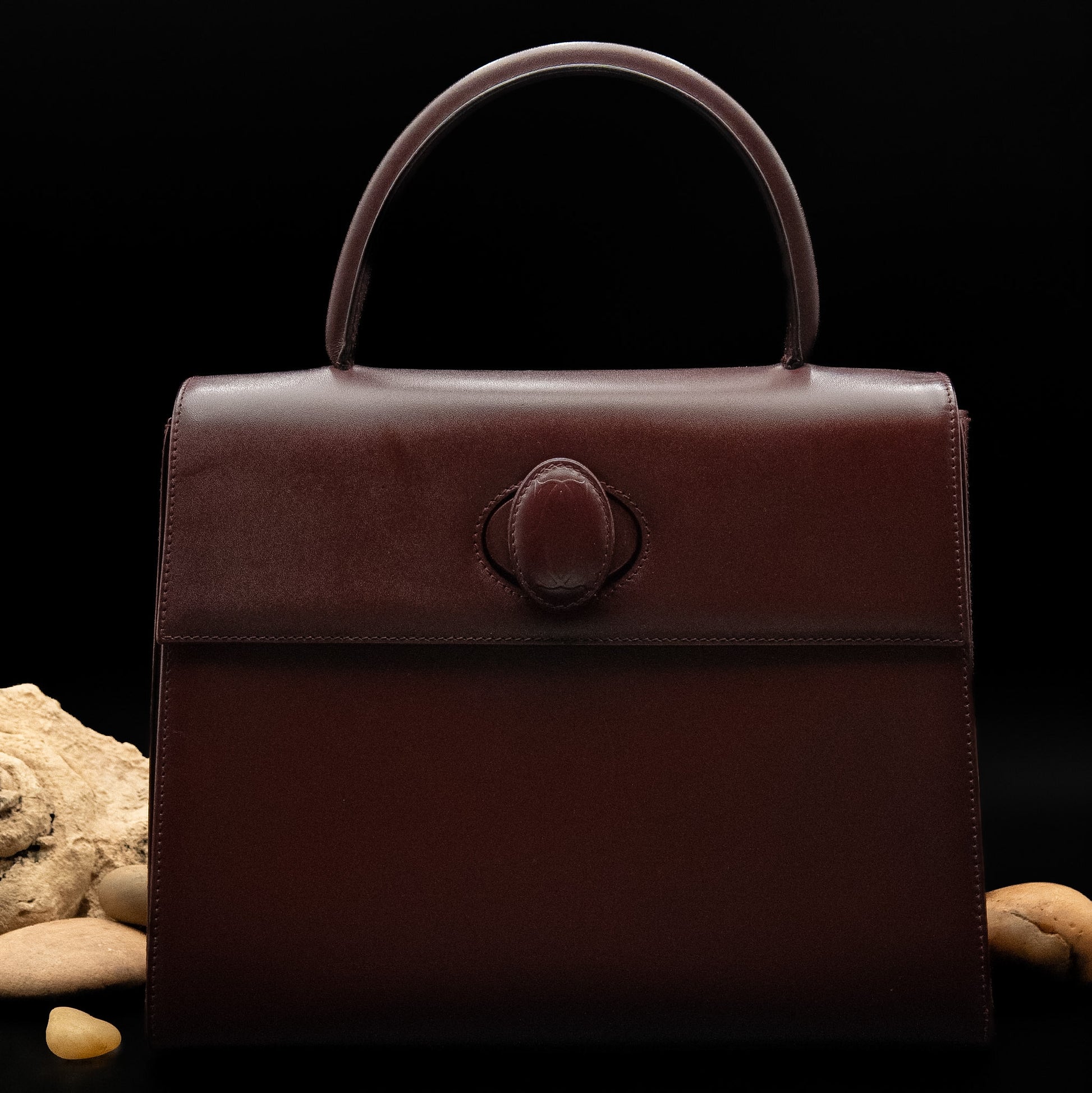 حقيبة كارتييه موست دو كارتييه ذات المقبض العلوي من جلد العجل بلون بورغندي من عام ٢٠٠٠