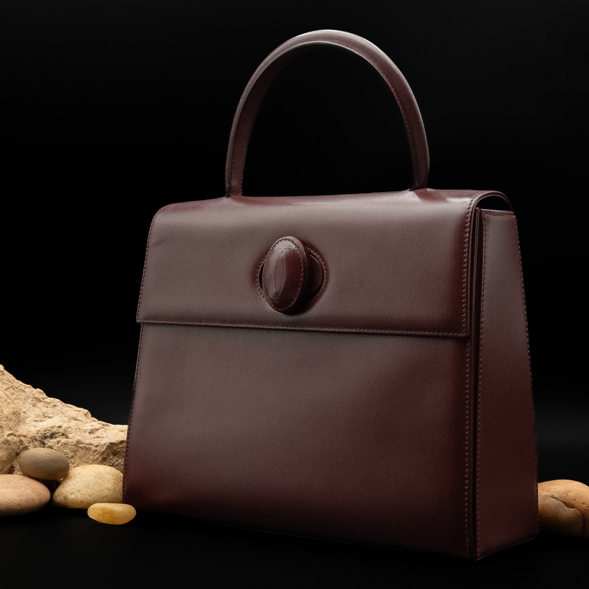 حقيبة كارتييه موست دو كارتييه ذات المقبض العلوي من جلد العجل بلون بورغندي من عام ٢٠٠٠