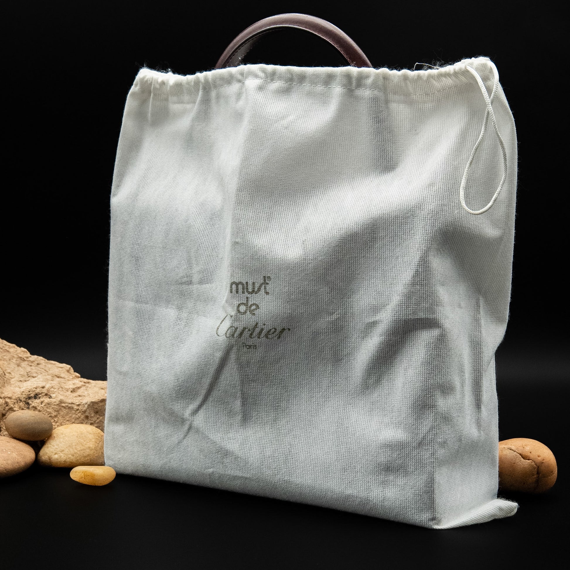 حقيبة كارتييه موست دو كارتييه ذات المقبض العلوي من جلد العجل بلون بورغندي من عام ٢٠٠٠