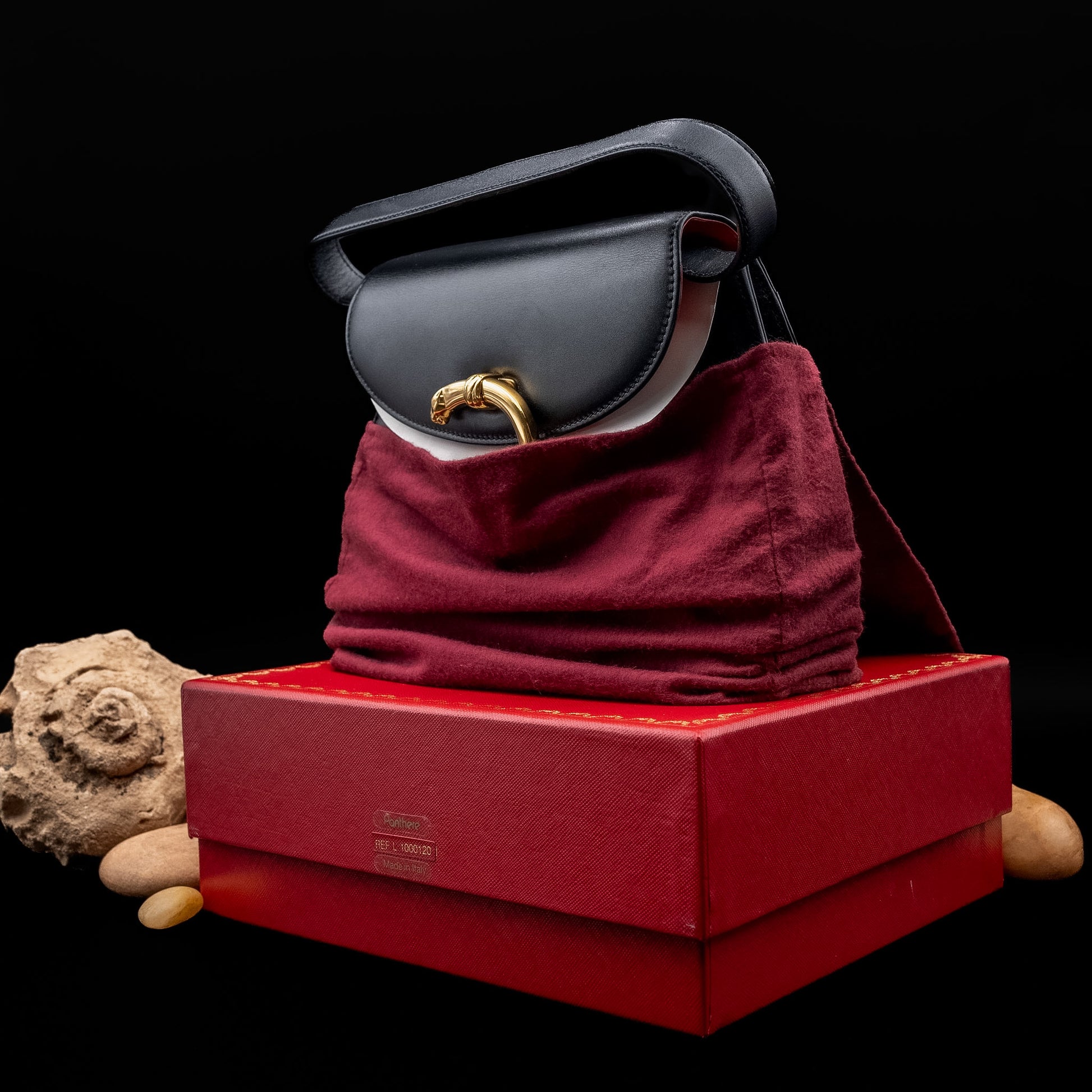 حقيبة كارتييه بانثر من جلد العجل الأسود ببطانة داخلية حمراء من عام ١٩٩٣