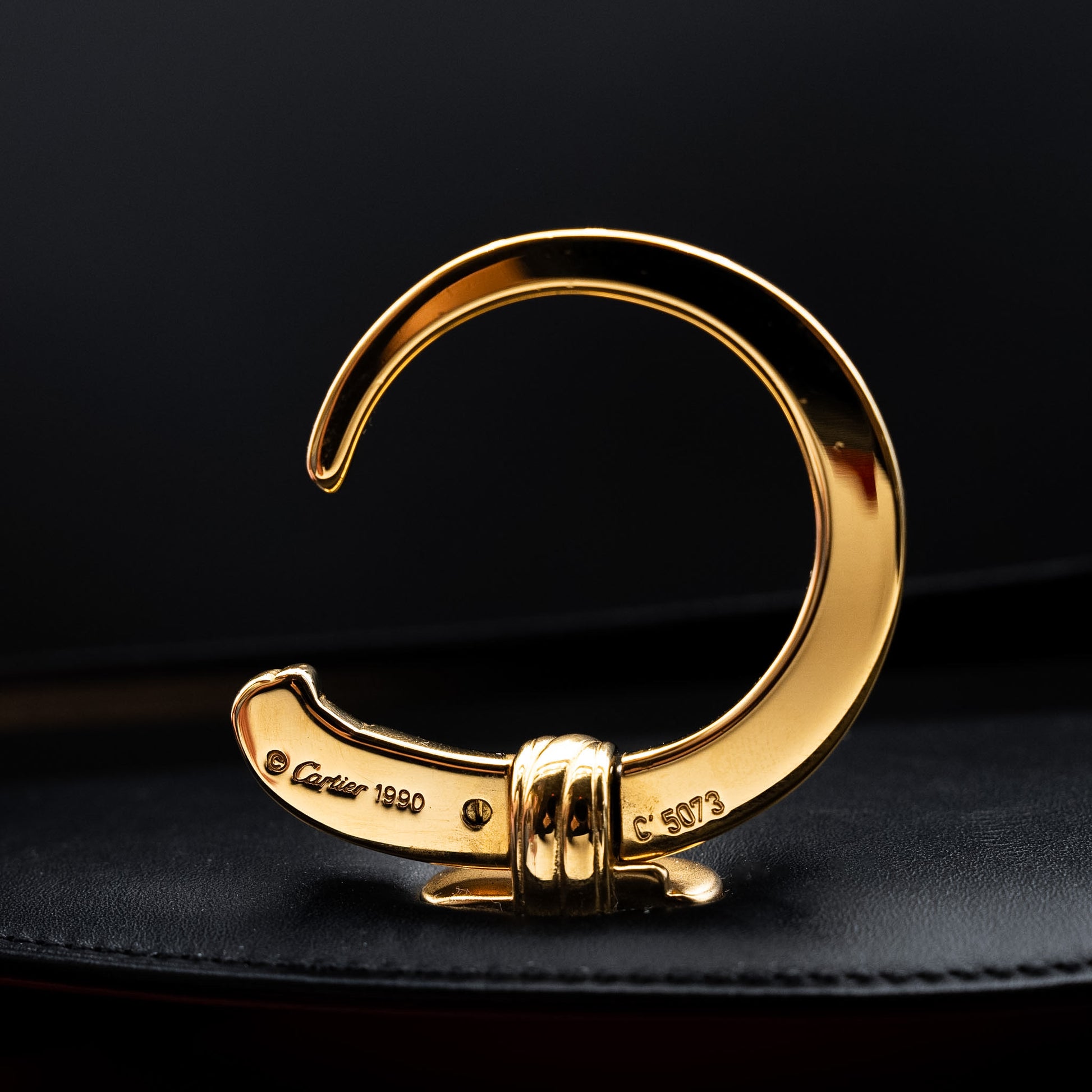 حقيبة كارتييه بانثر من جلد العجل الأسود ببطانة داخلية حمراء من عام ١٩٩٣