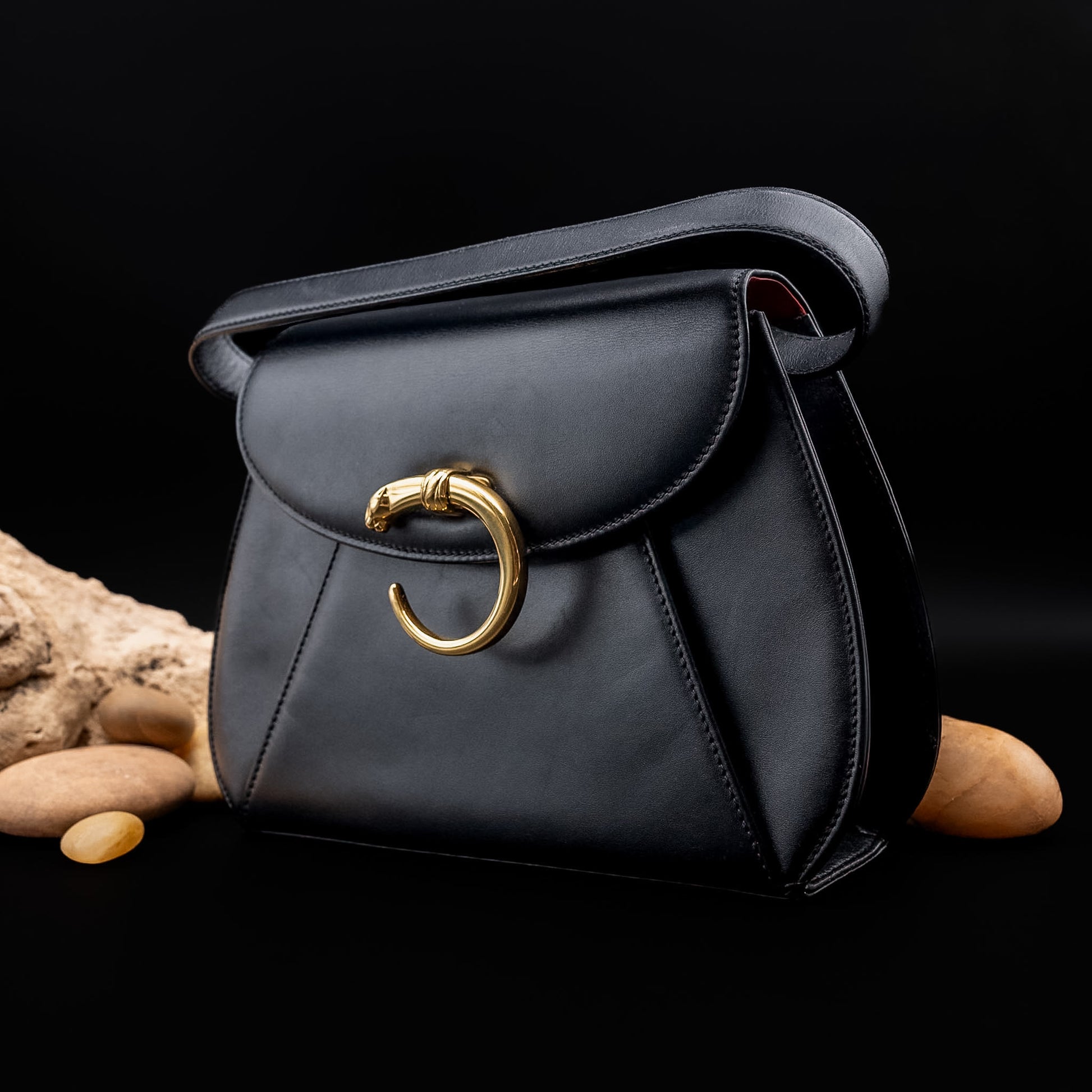 حقيبة كارتييه بانثر من جلد العجل الأسود ببطانة داخلية حمراء من عام ١٩٩٣