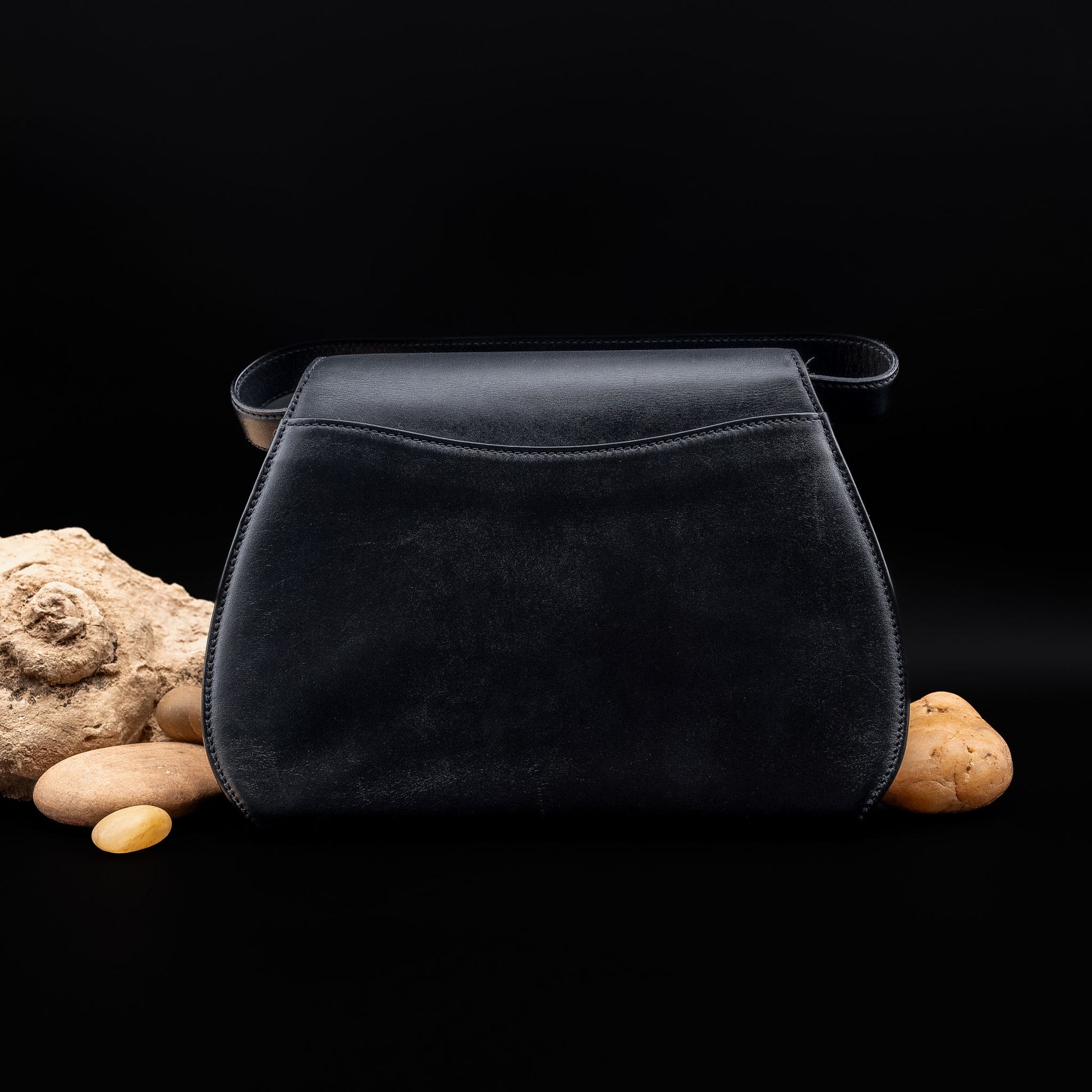 حقيبة كارتييه بانثر من جلد العجل الأسود ببطانة داخلية حمراء من عام ١٩٩٣