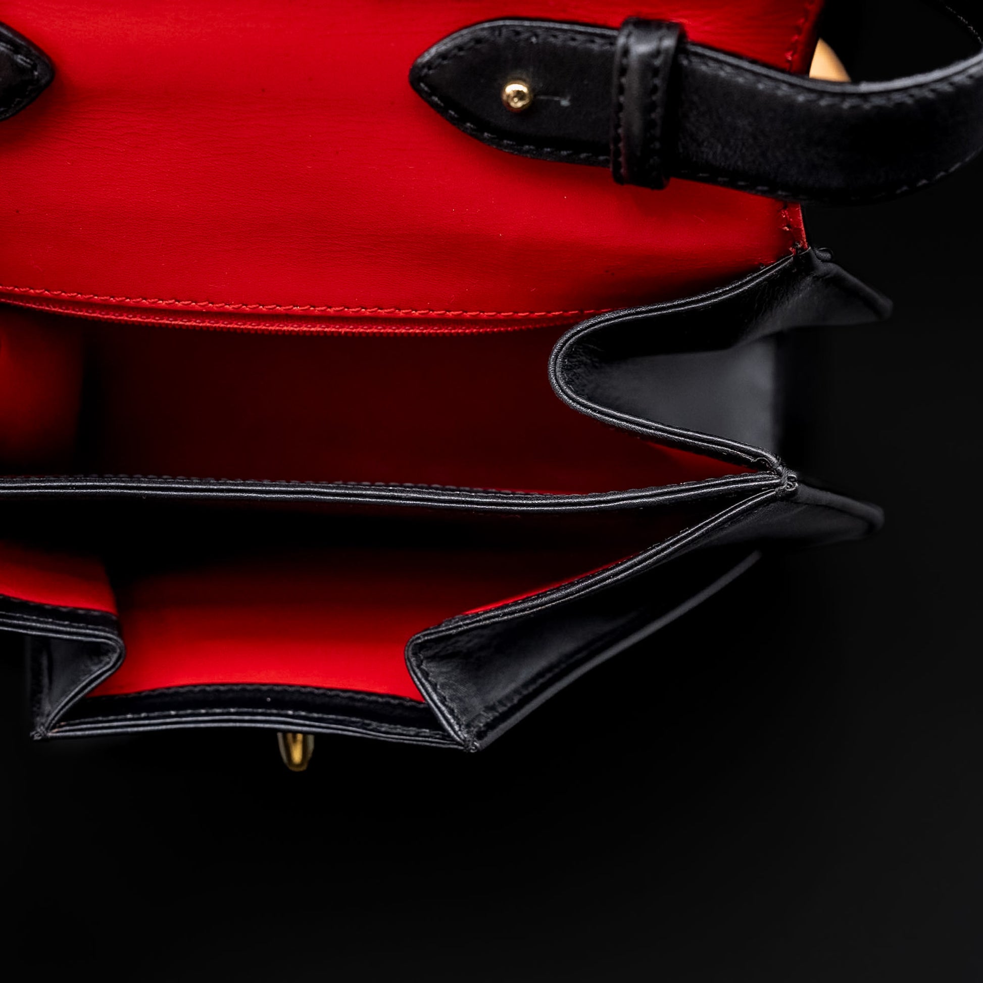 حقيبة كارتييه بانثر من جلد العجل الأسود ببطانة داخلية حمراء من عام ١٩٩٣