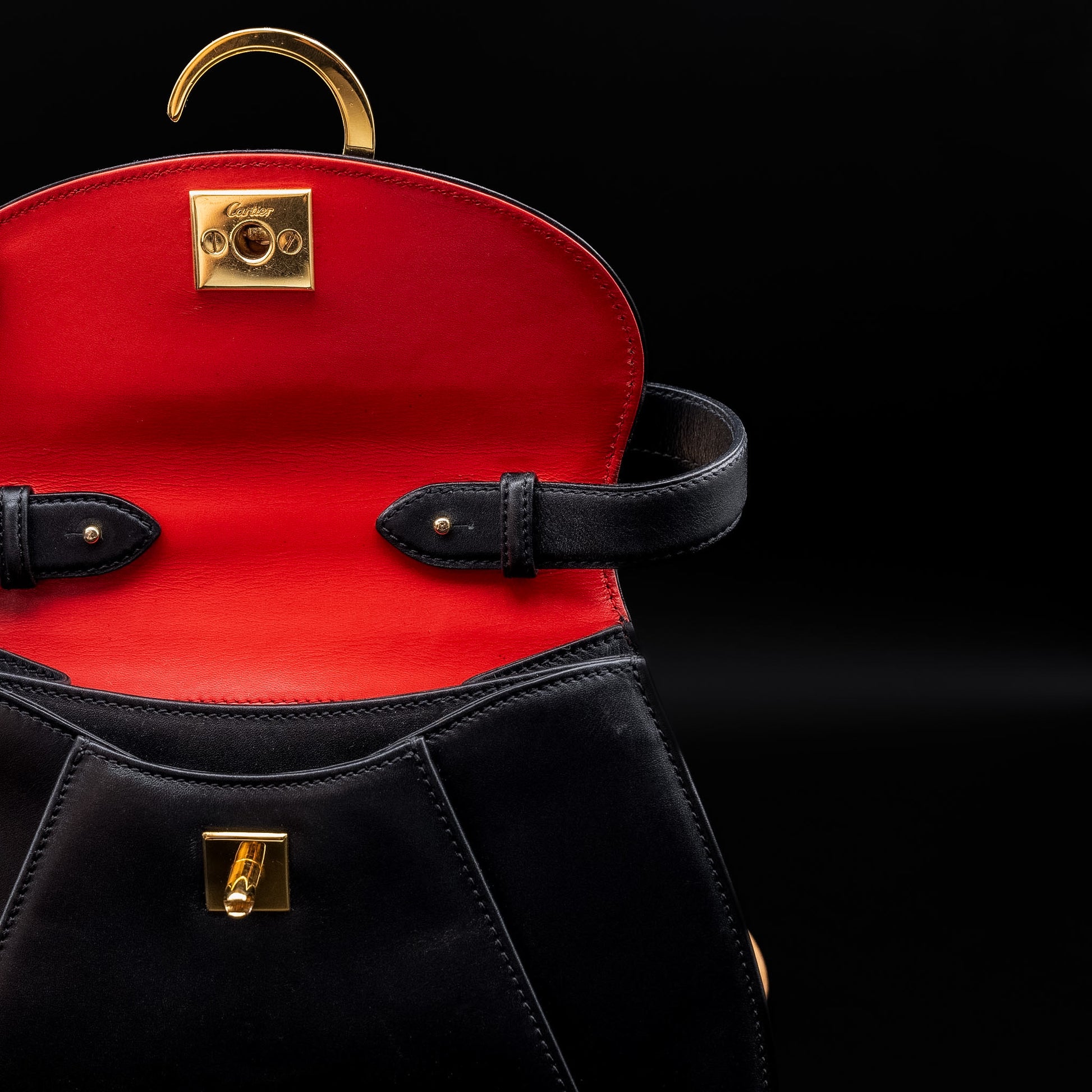 حقيبة كارتييه بانثر من جلد العجل الأسود ببطانة داخلية حمراء من عام ١٩٩٣
