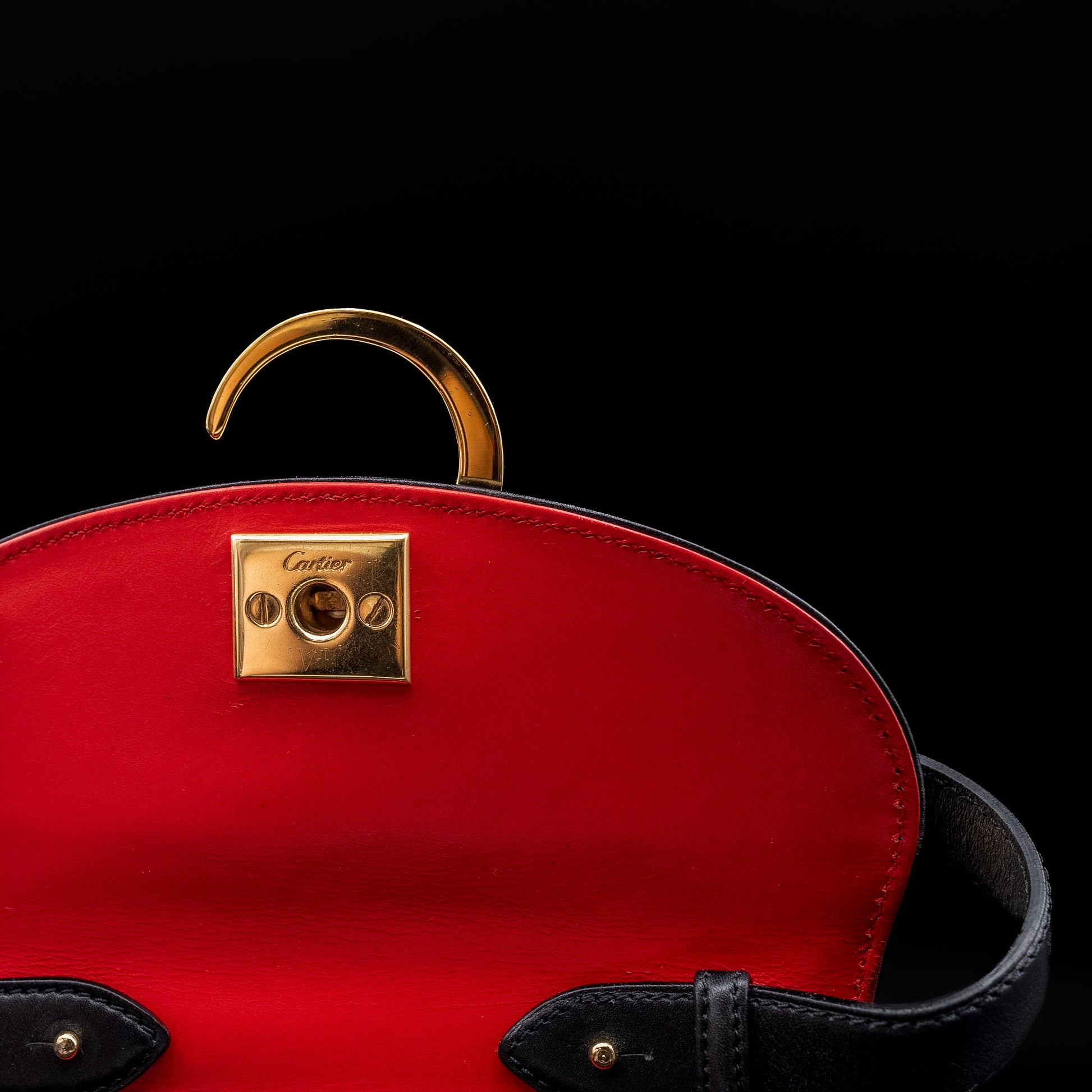 حقيبة كارتييه بانثر من جلد العجل الأسود ببطانة داخلية حمراء من عام ١٩٩٣