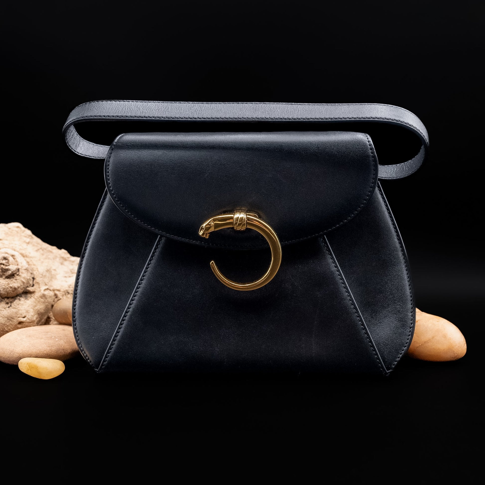 حقيبة كارتييه بانثر من جلد العجل الأسود ببطانة داخلية حمراء من عام ١٩٩٣