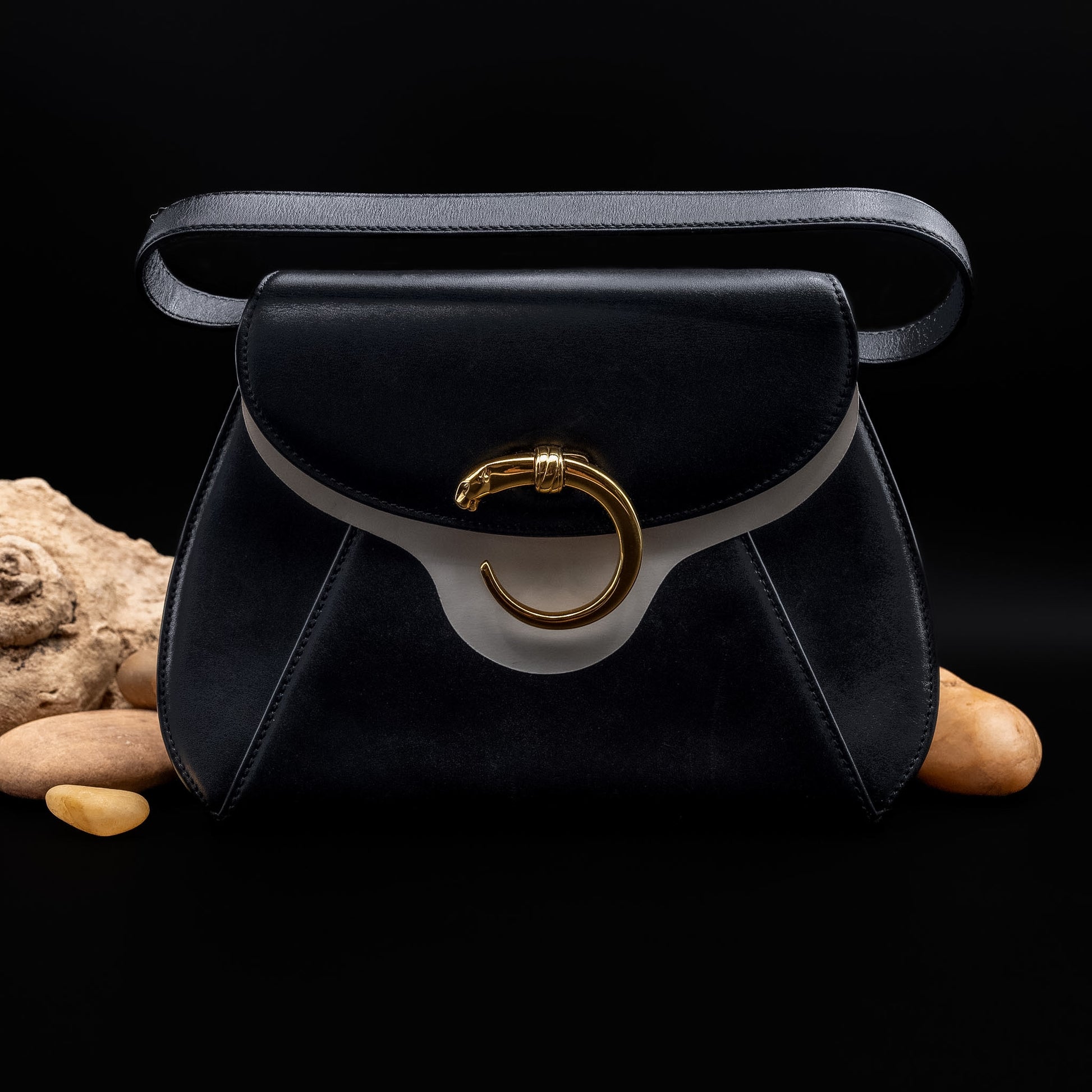 حقيبة كارتييه بانثر من جلد العجل الأسود ببطانة داخلية حمراء من عام ١٩٩٣