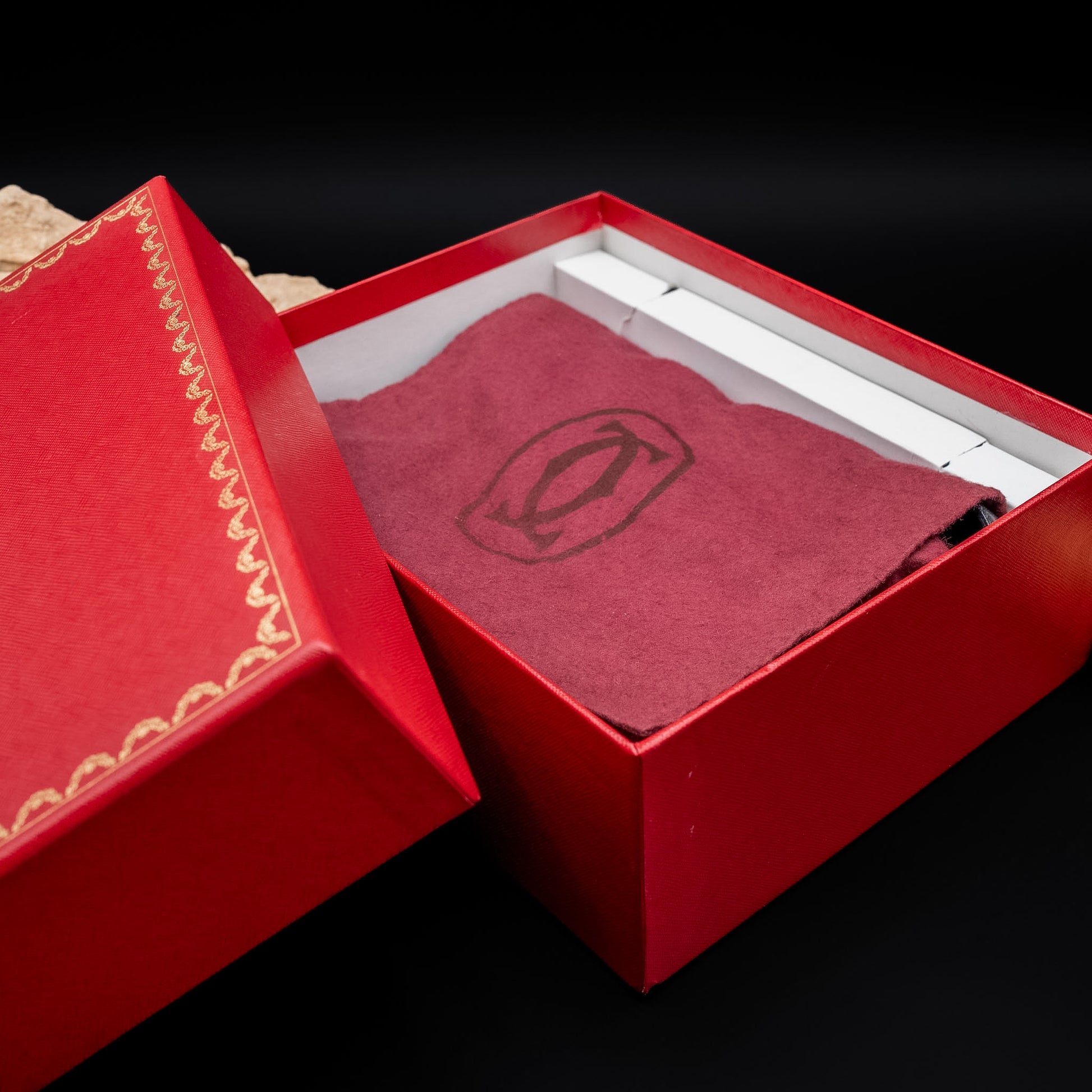 حقيبة كارتييه بانثر من جلد العجل الأسود ببطانة داخلية حمراء من عام ١٩٩٣