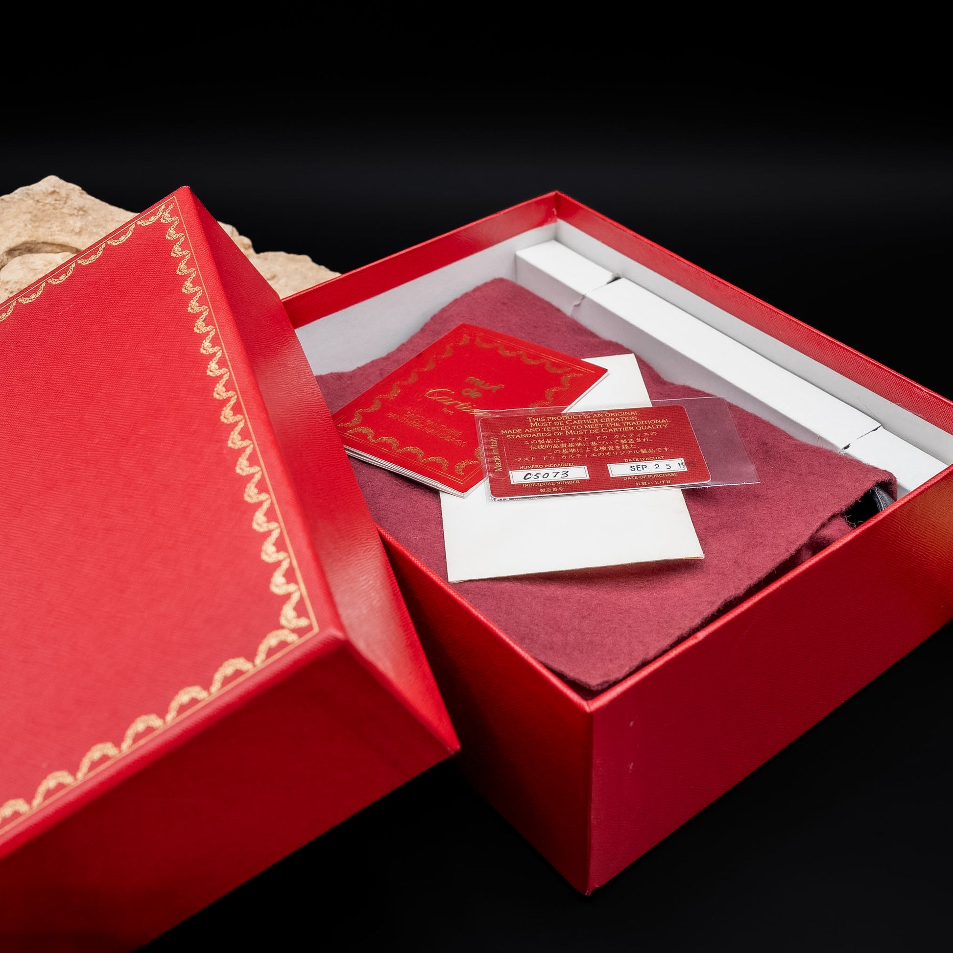 حقيبة كارتييه بانثر من جلد العجل الأسود ببطانة داخلية حمراء من عام ١٩٩٣