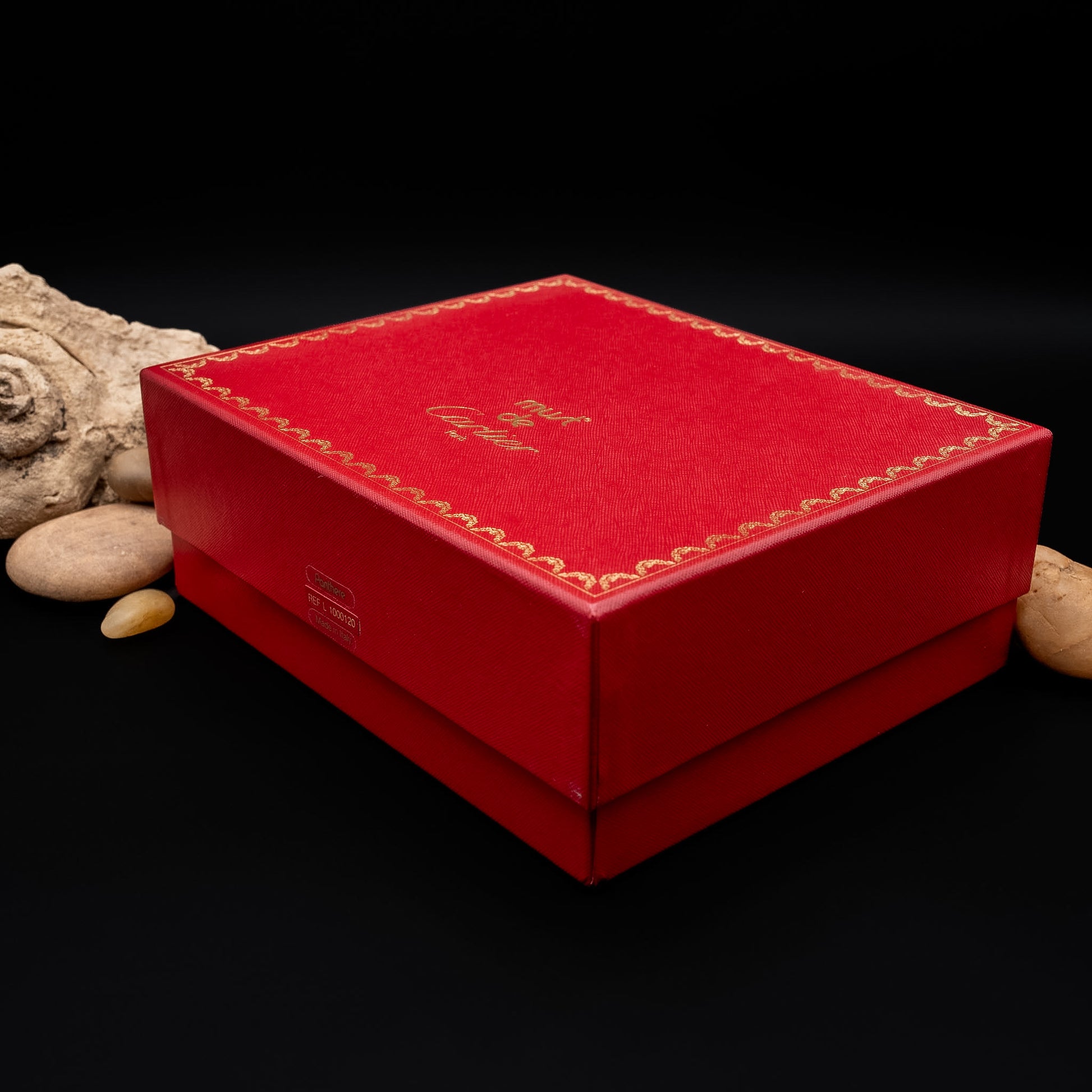 حقيبة كارتييه بانثر من جلد العجل الأسود ببطانة داخلية حمراء من عام ١٩٩٣