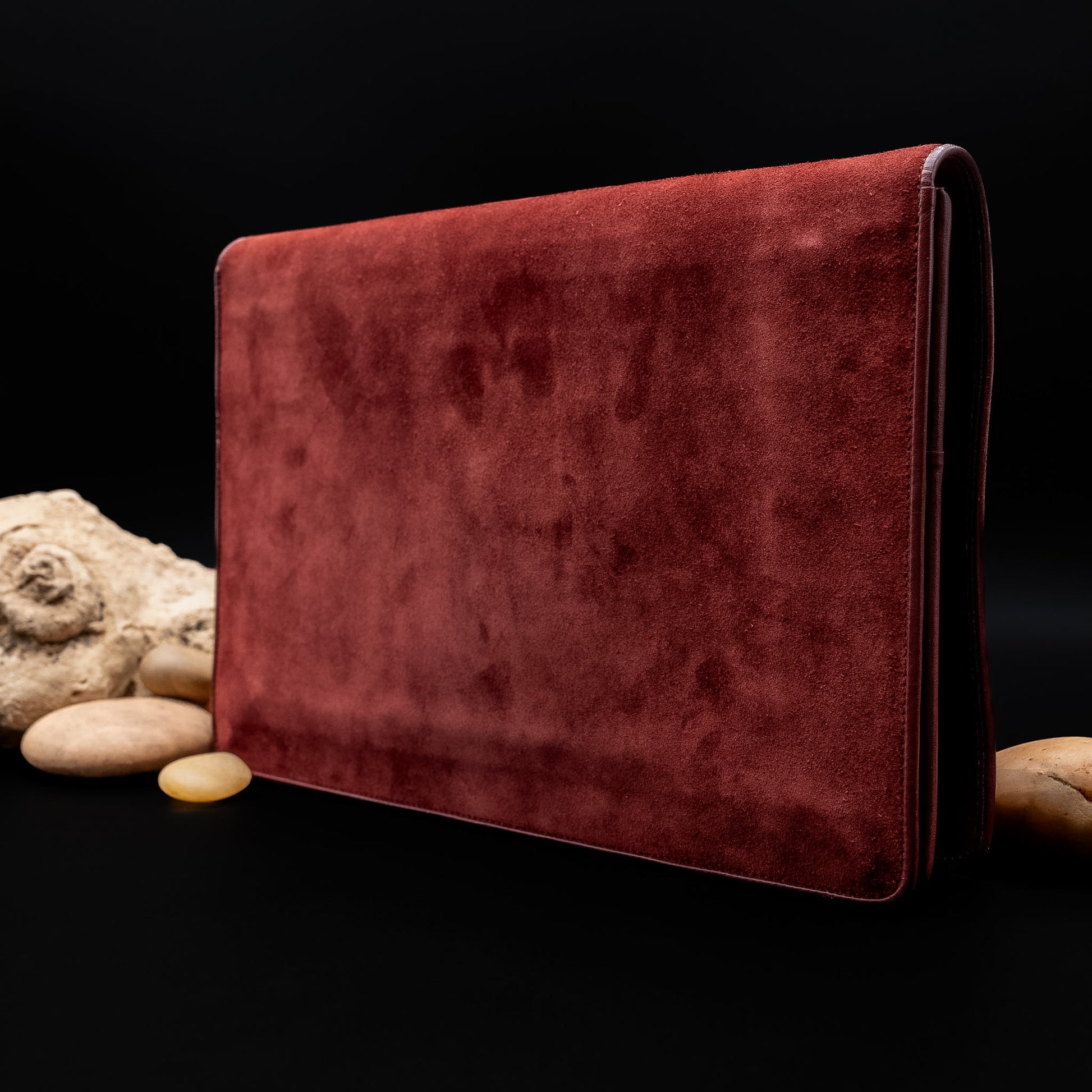 حقيبة كلاتش من كارتييه "ماست دو كارتييه" بالجلد والمخمل باللون العنابي من سبعينيات القرن الماضي