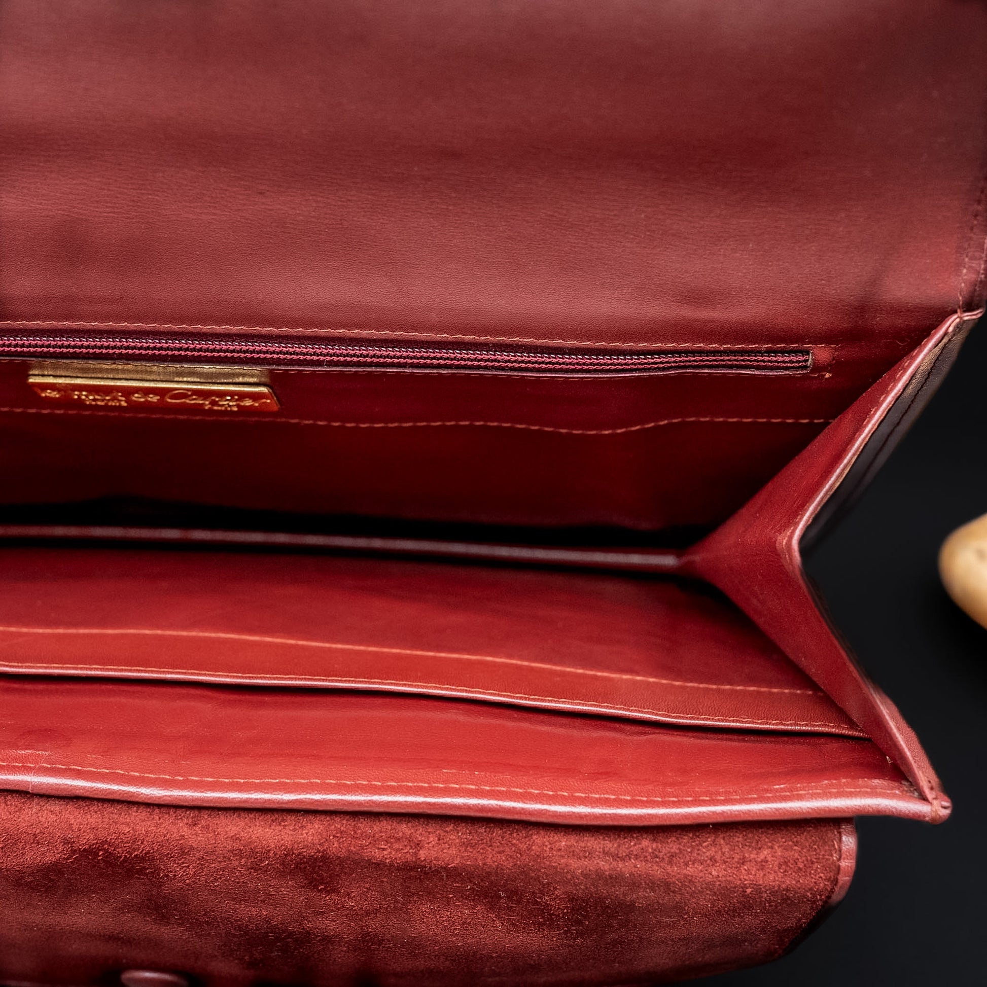 حقيبة كلاتش من كارتييه "ماست دو كارتييه" بالجلد والمخمل باللون العنابي من سبعينيات القرن الماضي