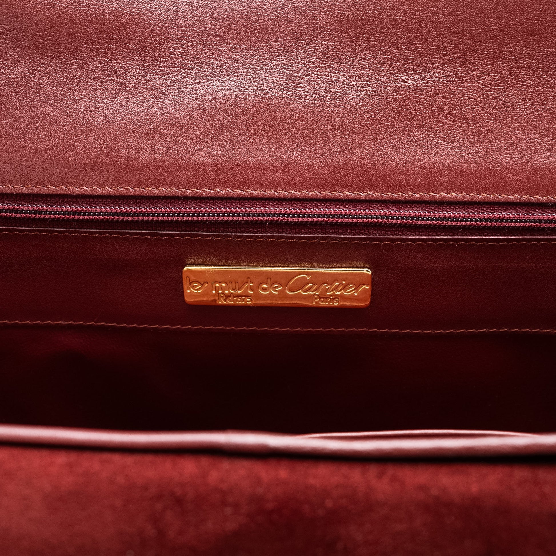 حقيبة كلاتش من كارتييه "ماست دو كارتييه" بالجلد والمخمل باللون العنابي من سبعينيات القرن الماضي