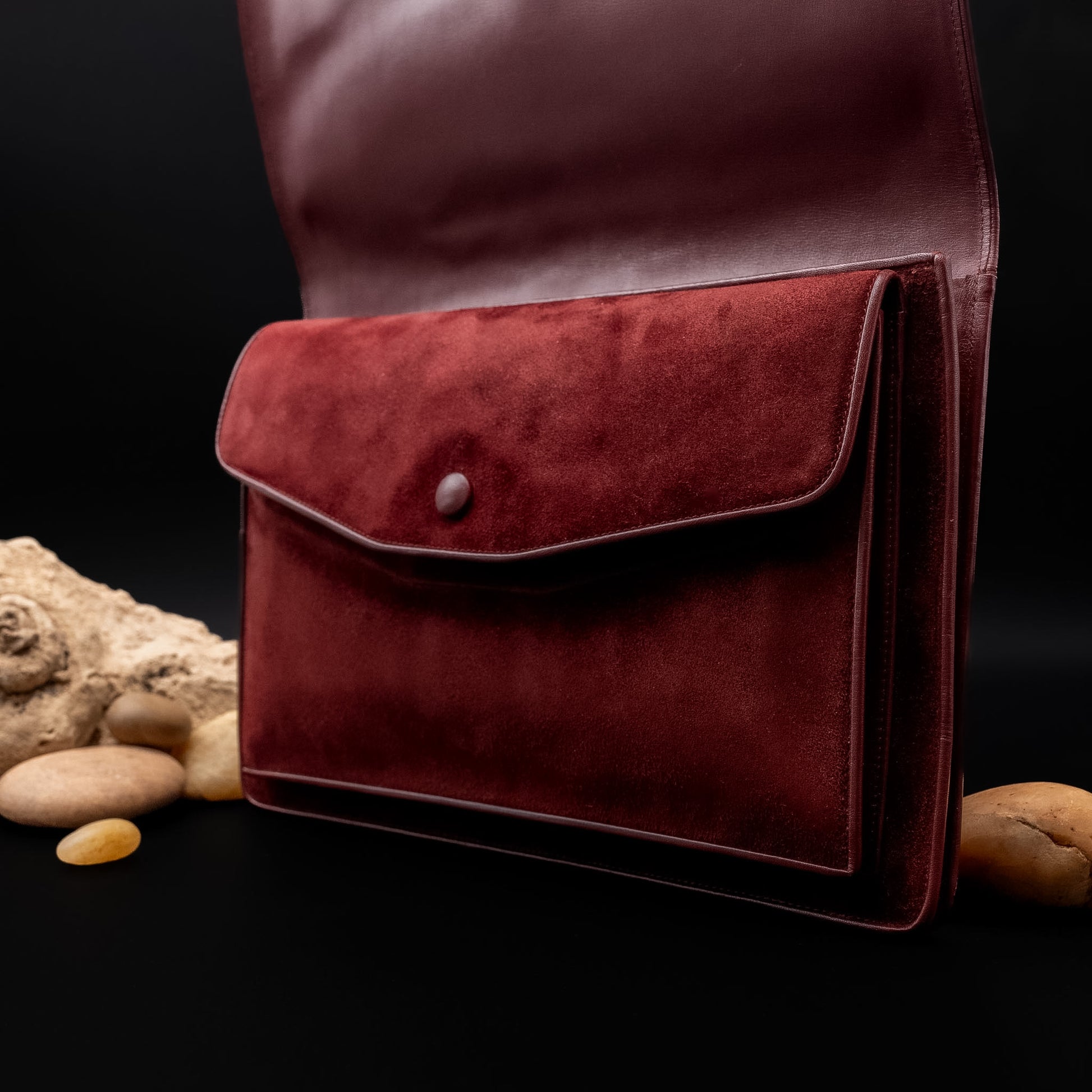 حقيبة كلاتش من كارتييه "ماست دو كارتييه" بالجلد والمخمل باللون العنابي من سبعينيات القرن الماضي